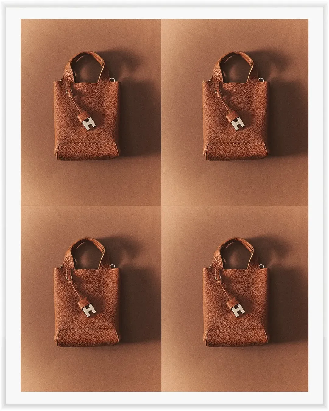 Composizione grafica e set design still life per Hogan. Grid ripetuta di quattro mini borse shopper in pelle marrone con charm logo H su sfondo coordinato.