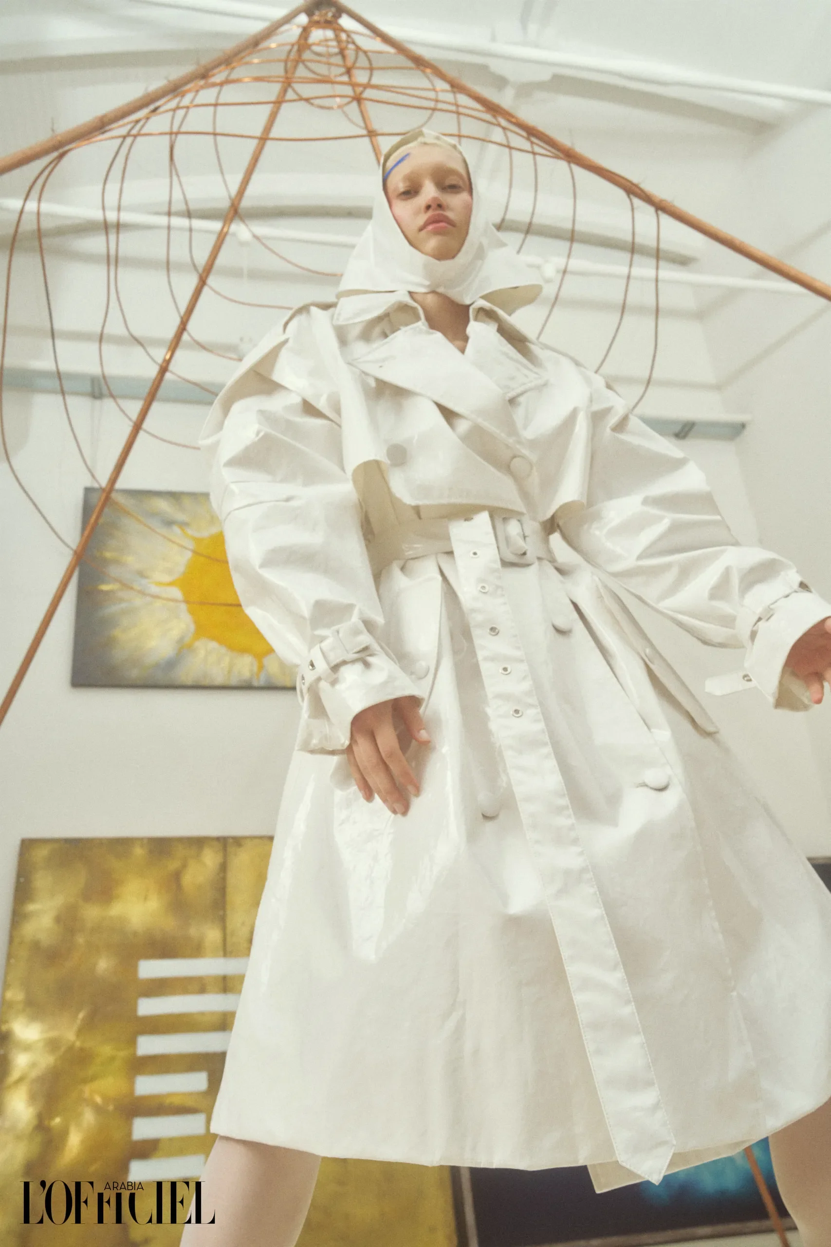 editoriale-moda-lofficiel-trench-lucido-bianco-scultura.webp