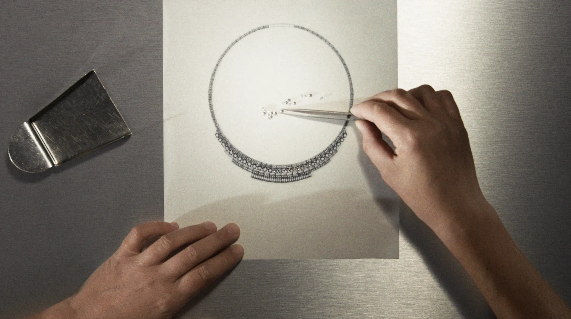 Bozzetto e disegno tecnico d'ispirazione Art Déco per una collana di diamanti Ralph Lauren High Jewelry con dicitura 'Inspired by Art Deco Mystique'.