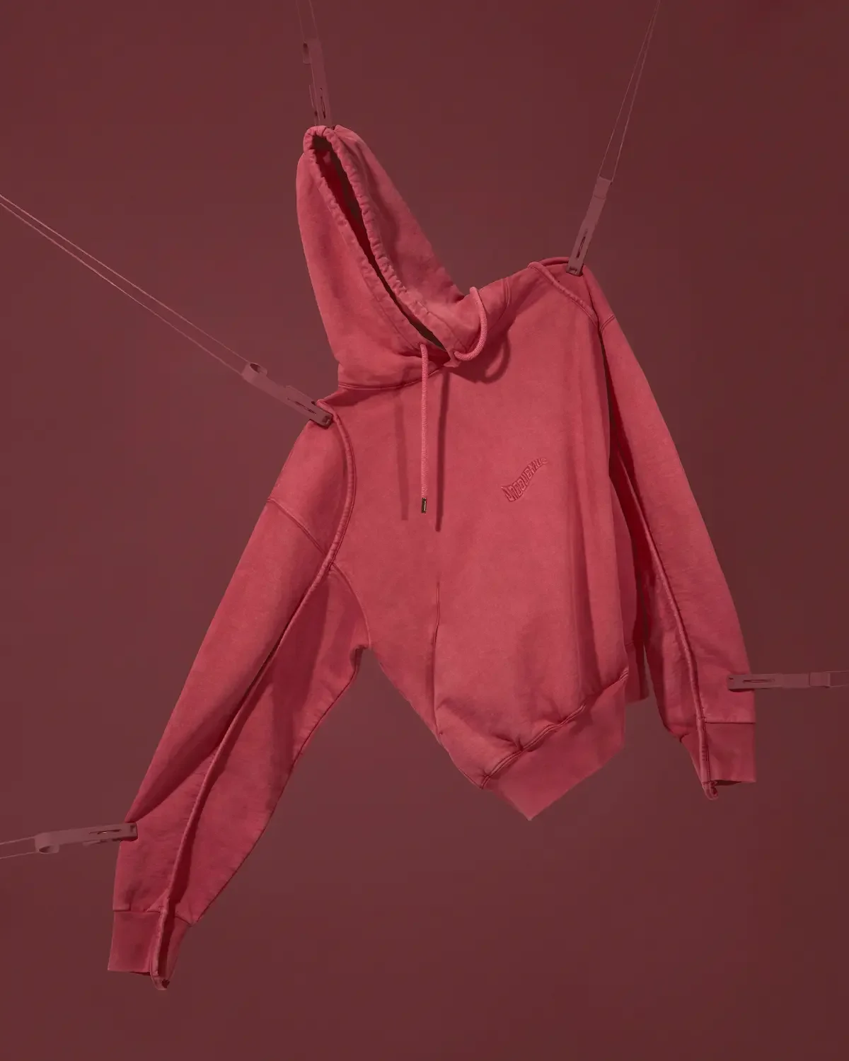 jacquemus-fashion-still-life-felpa-rosa.webp