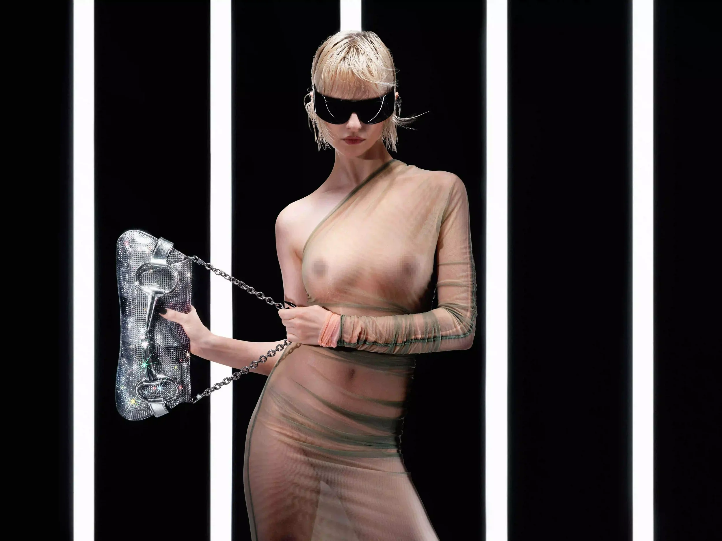 Scatto moda per DNA Magazine in collaborazione con Gucci. Modella bionda in posa tra barre verticali di luce neon bianca, con indosso uno scenografico cappotto in pelliccia bicolore bianco e nero aperto su un completo semitrasparente impreziosito da 