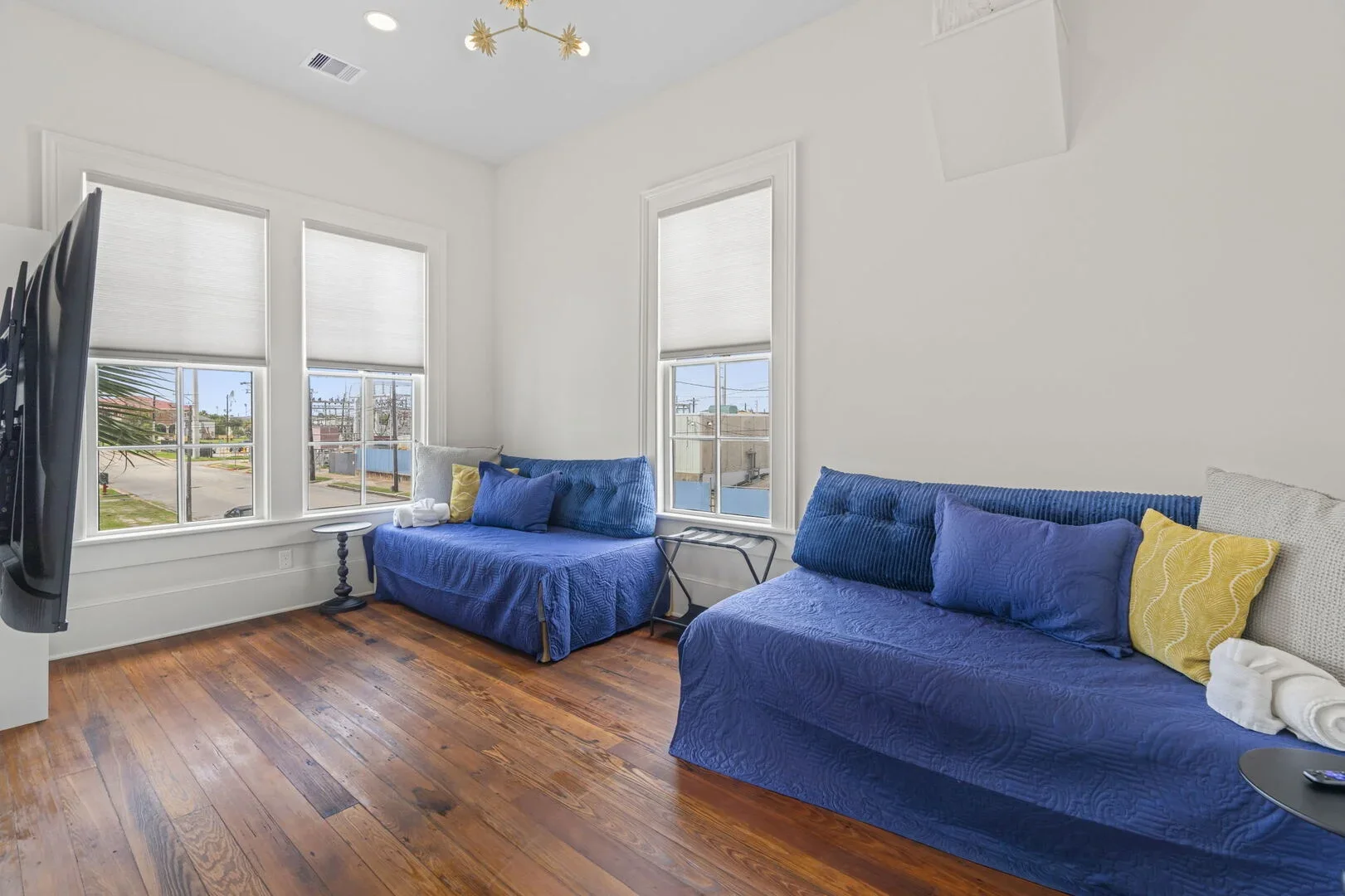 The Mollie Walters Harbor Chamber with two twin beds and a TV 