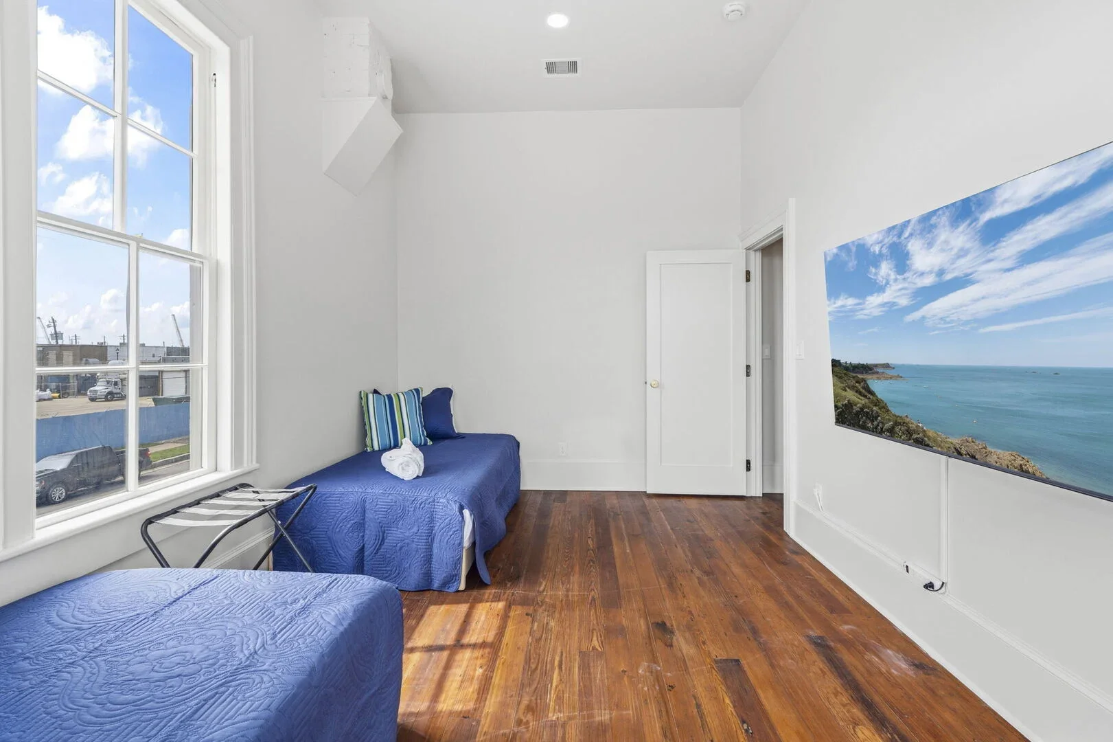 The Mollie Walters Harbor Chamber with two twin beds, TV, and a side table