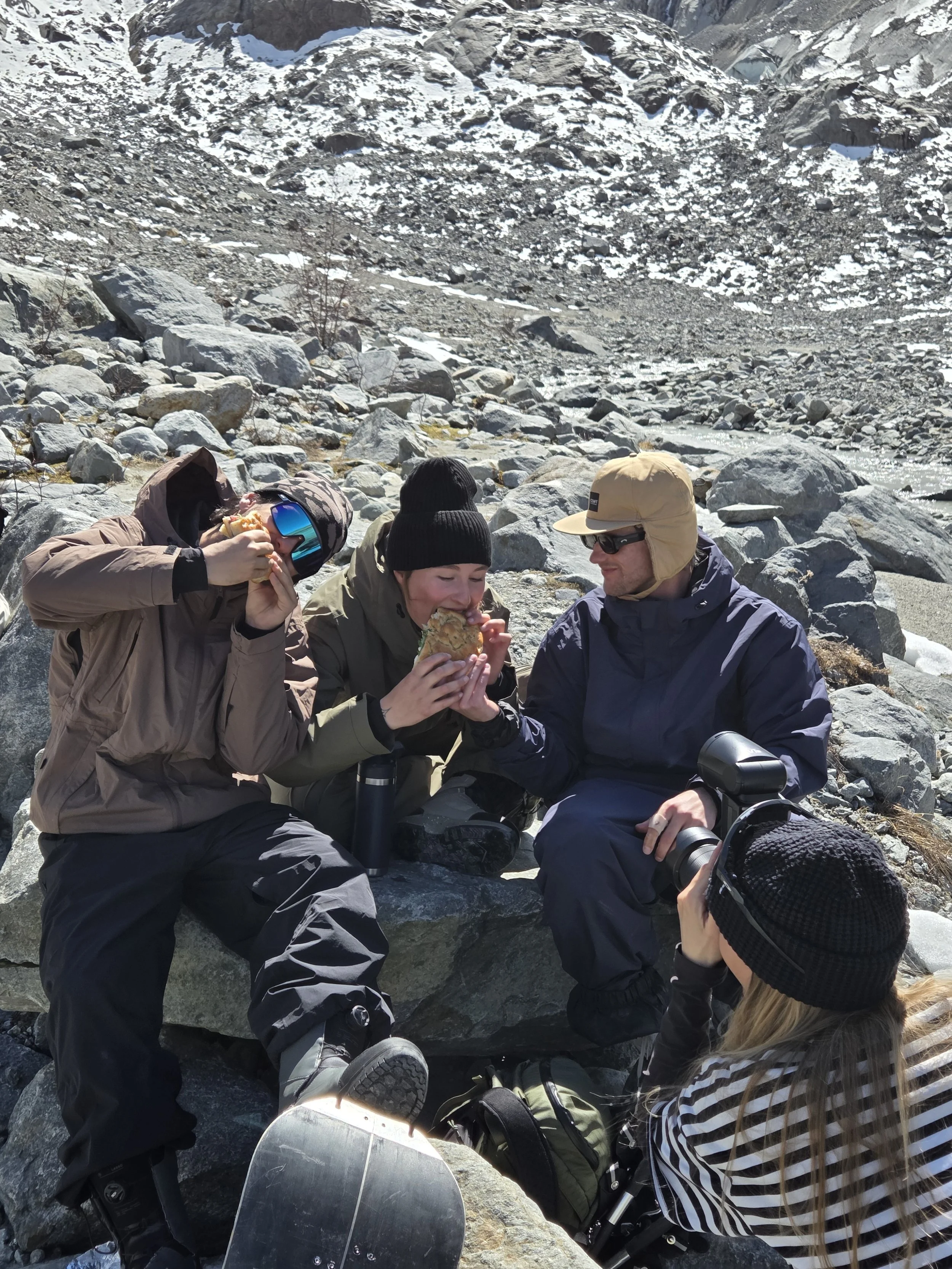 Lunchbreak of the crew. Henrieke Ibing, still seeing the value of theses crew vibes. Glacier shooting for CLWR 