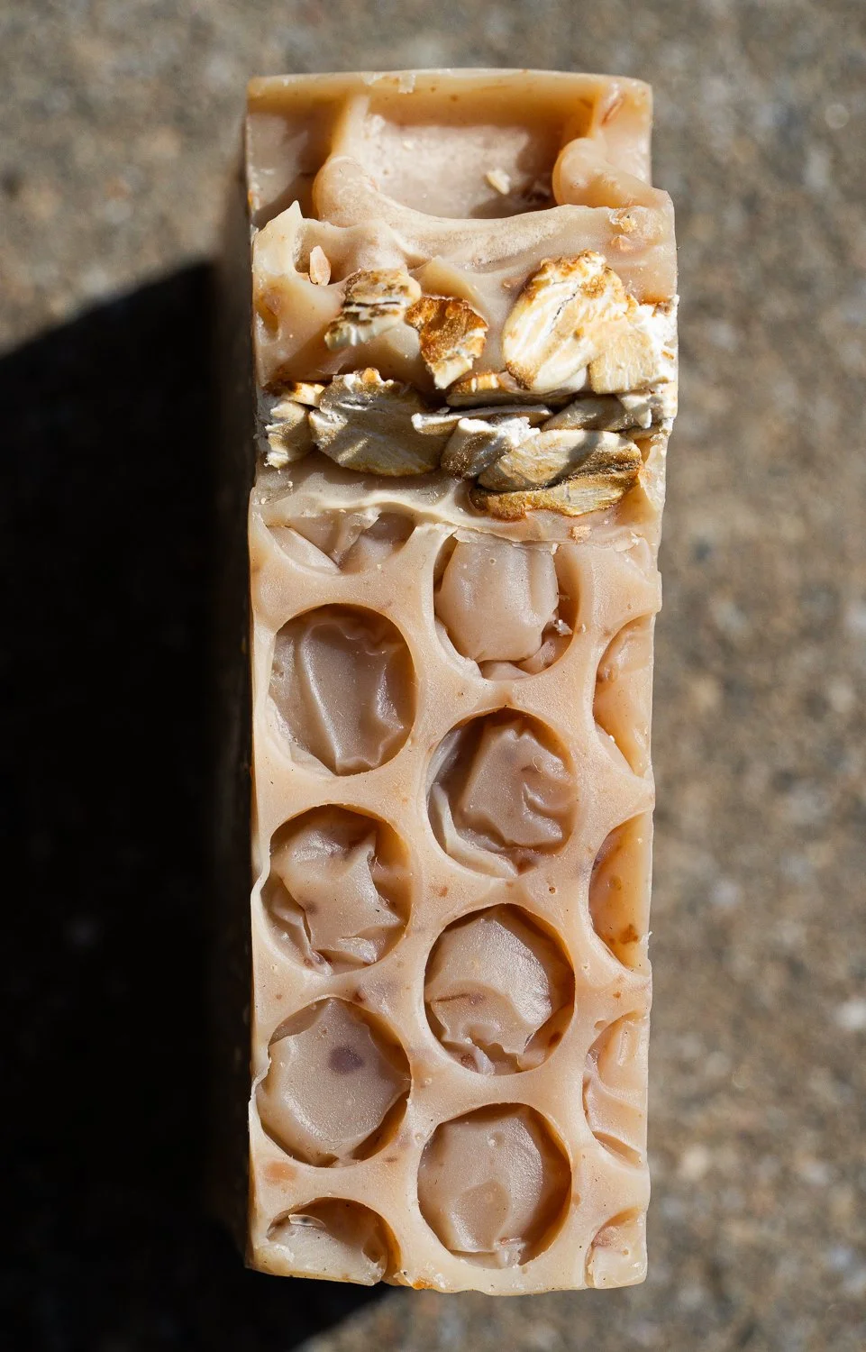 savon-saindoux-saponification-a-froid-avoine-miel-drummondville-closeup.jpg