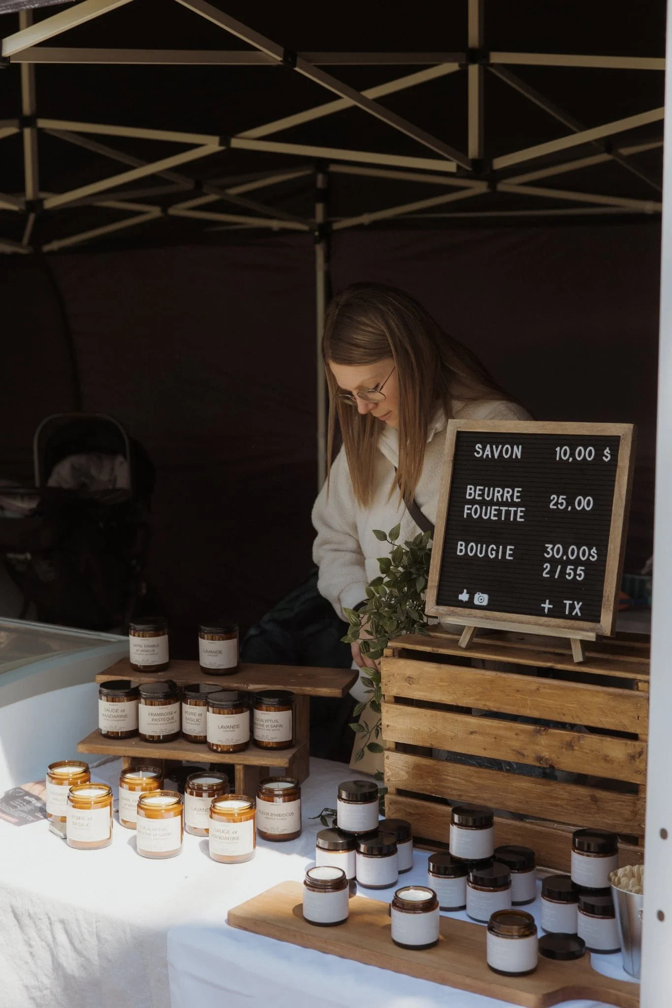 Kiosque SAINDOUX présentant des savons artisanaux, soins corporels naturels et bougies faites à la main au Québec.
