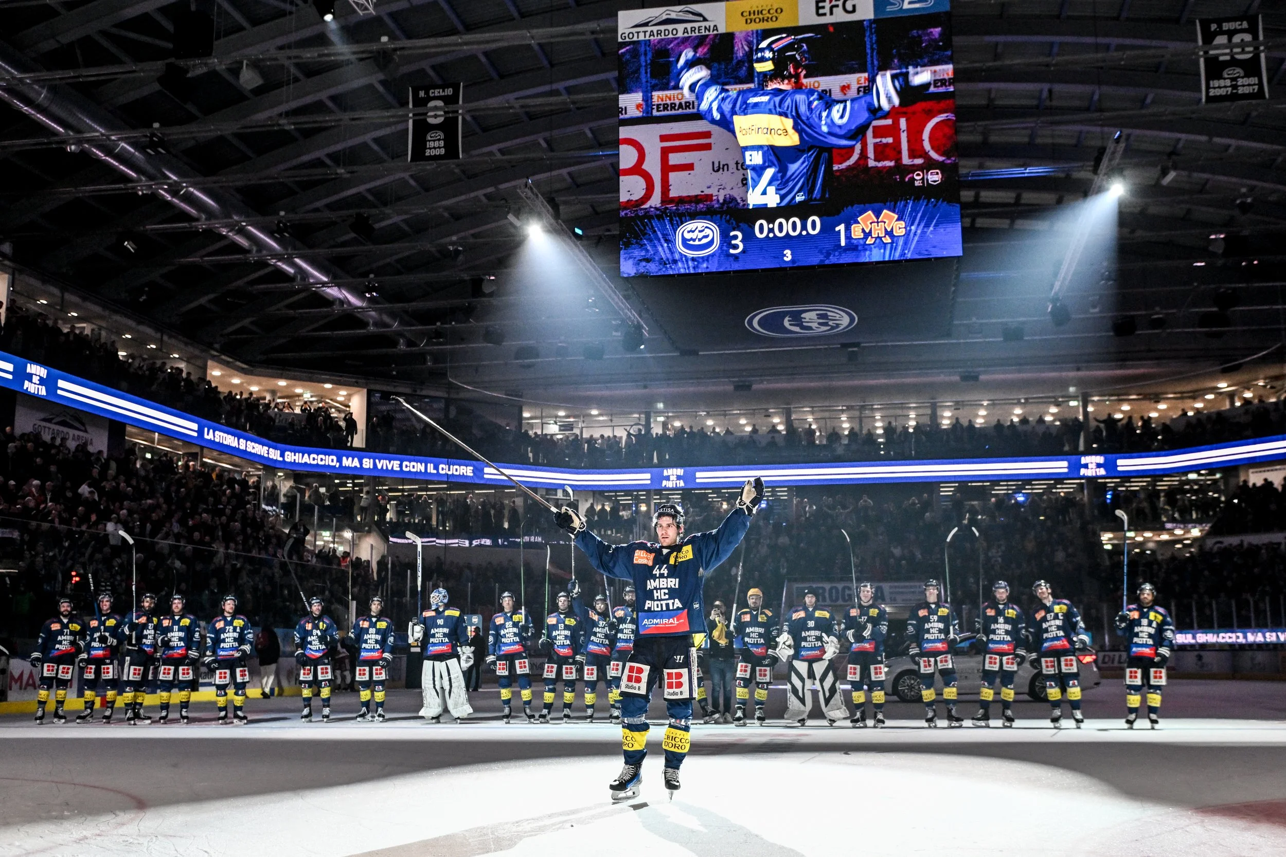  Forward André Heim leads HC Ambrì Piotta’s post-win celebration with the fans 