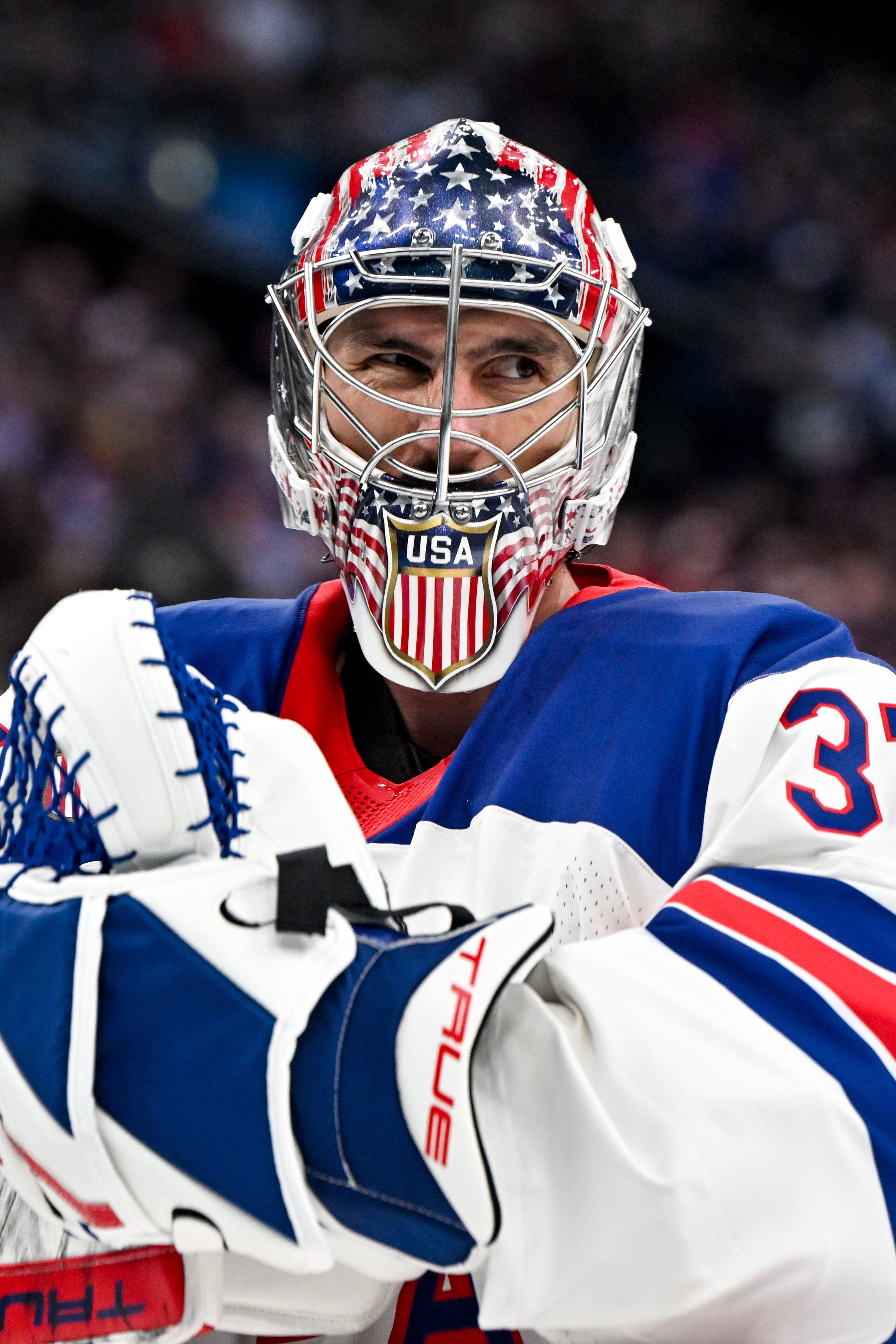  Connor Hellebuyck’s gaze 