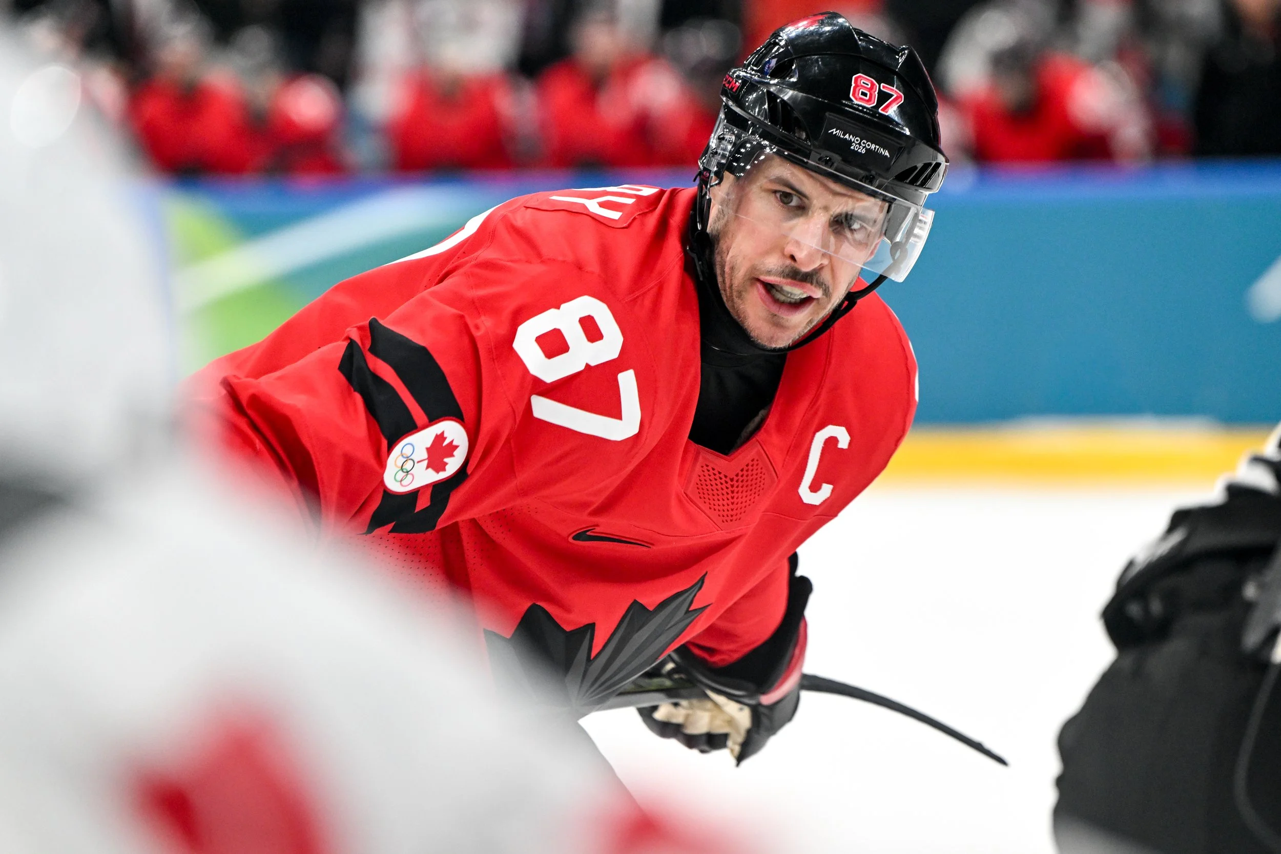  Sidney Crosby focuses ahead of a faceoff 