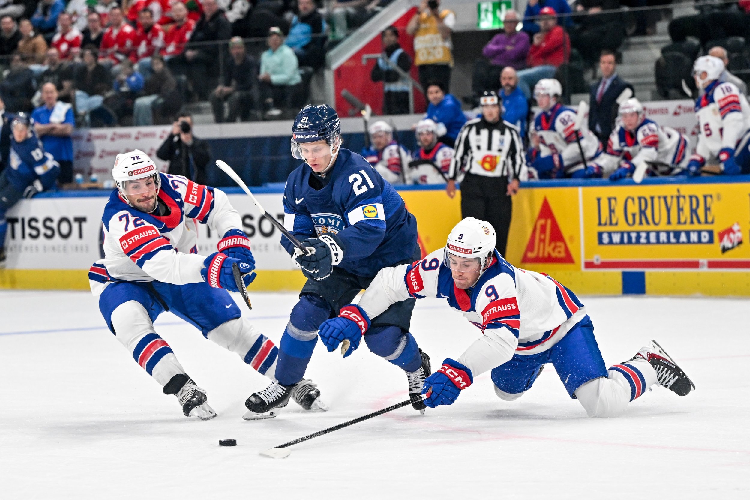  Patrik Puistola battles for possession between Justin Faulk and Ryan Leonard 