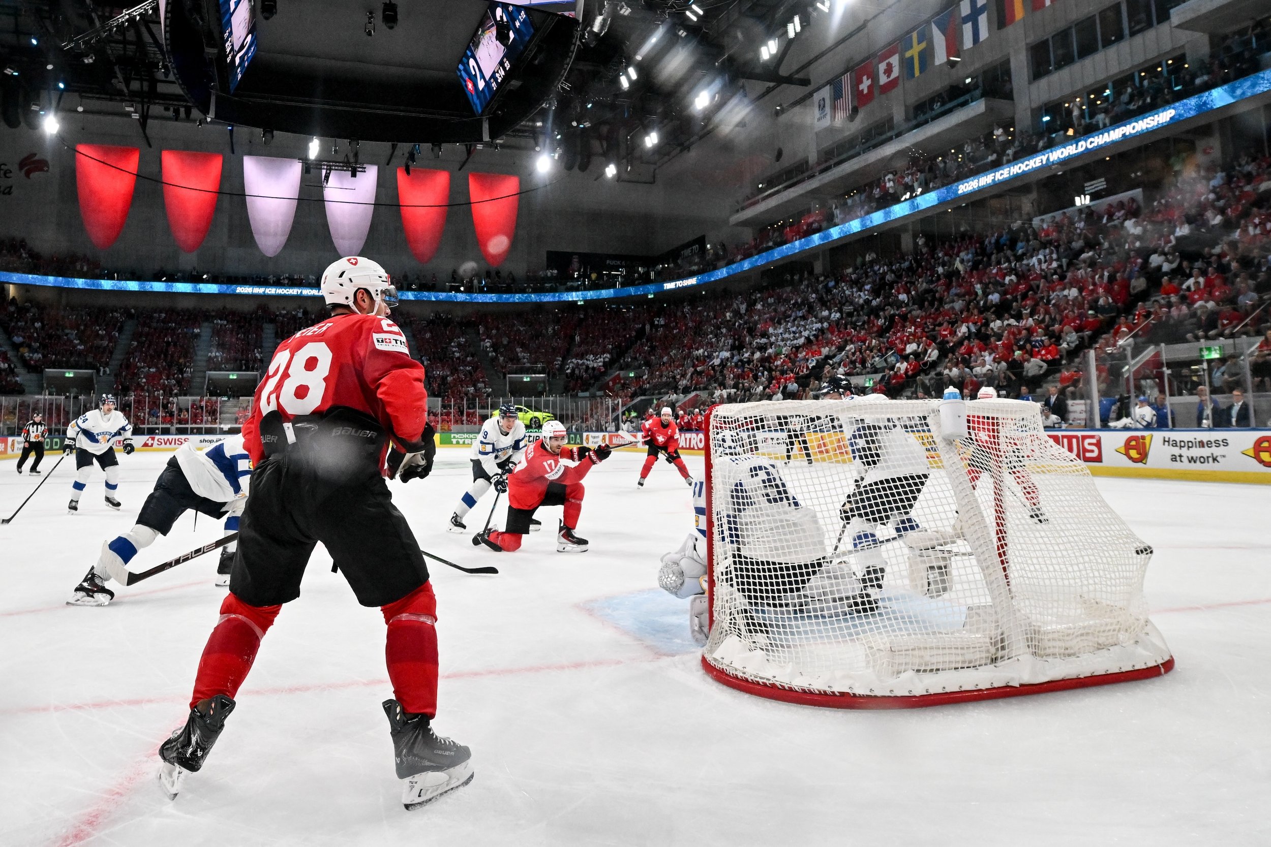  Ken Jäger beats Finland’s goaltender with a shot from the slot 