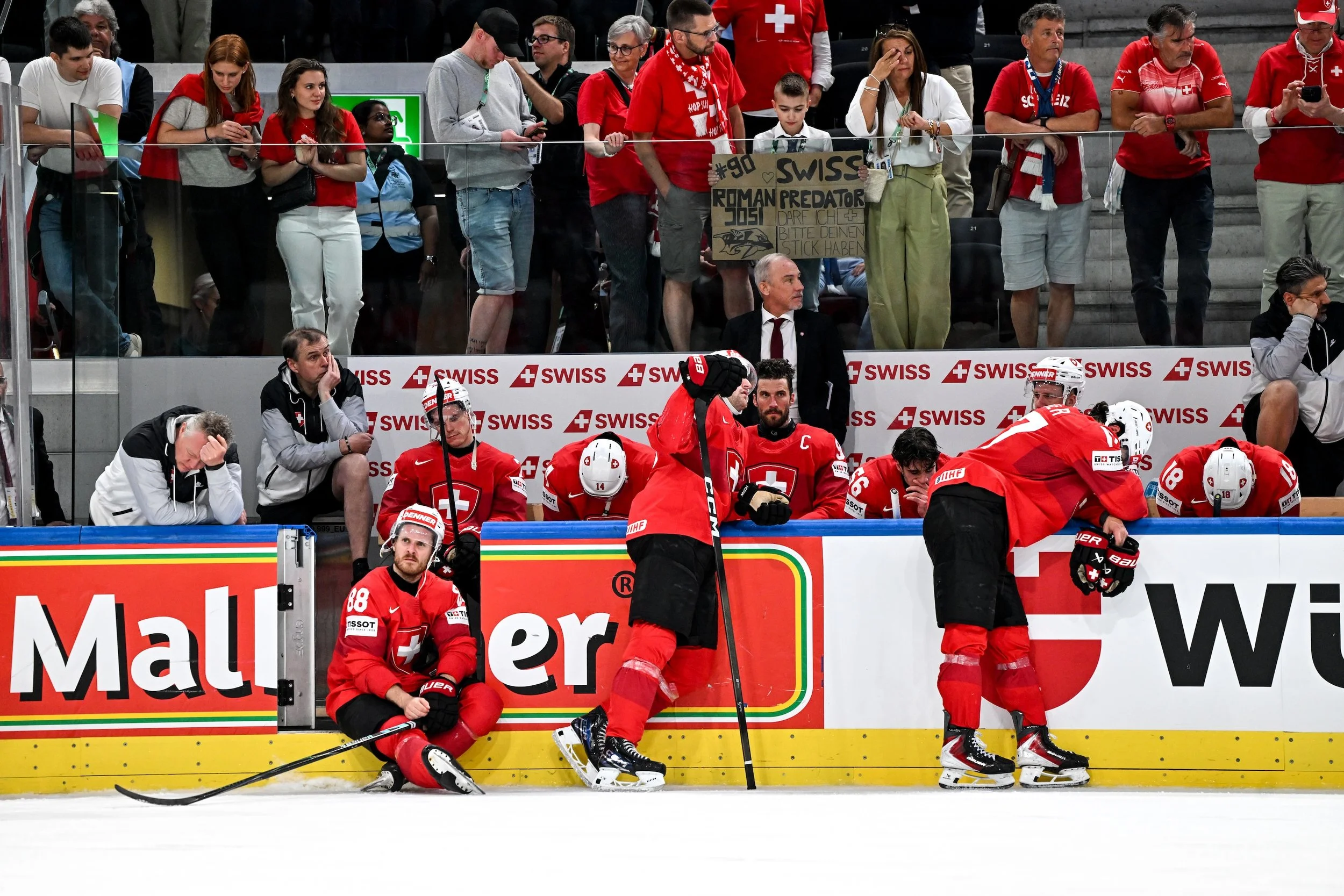  The Swiss national team shows its disappointment after a third consecutive final defeat 