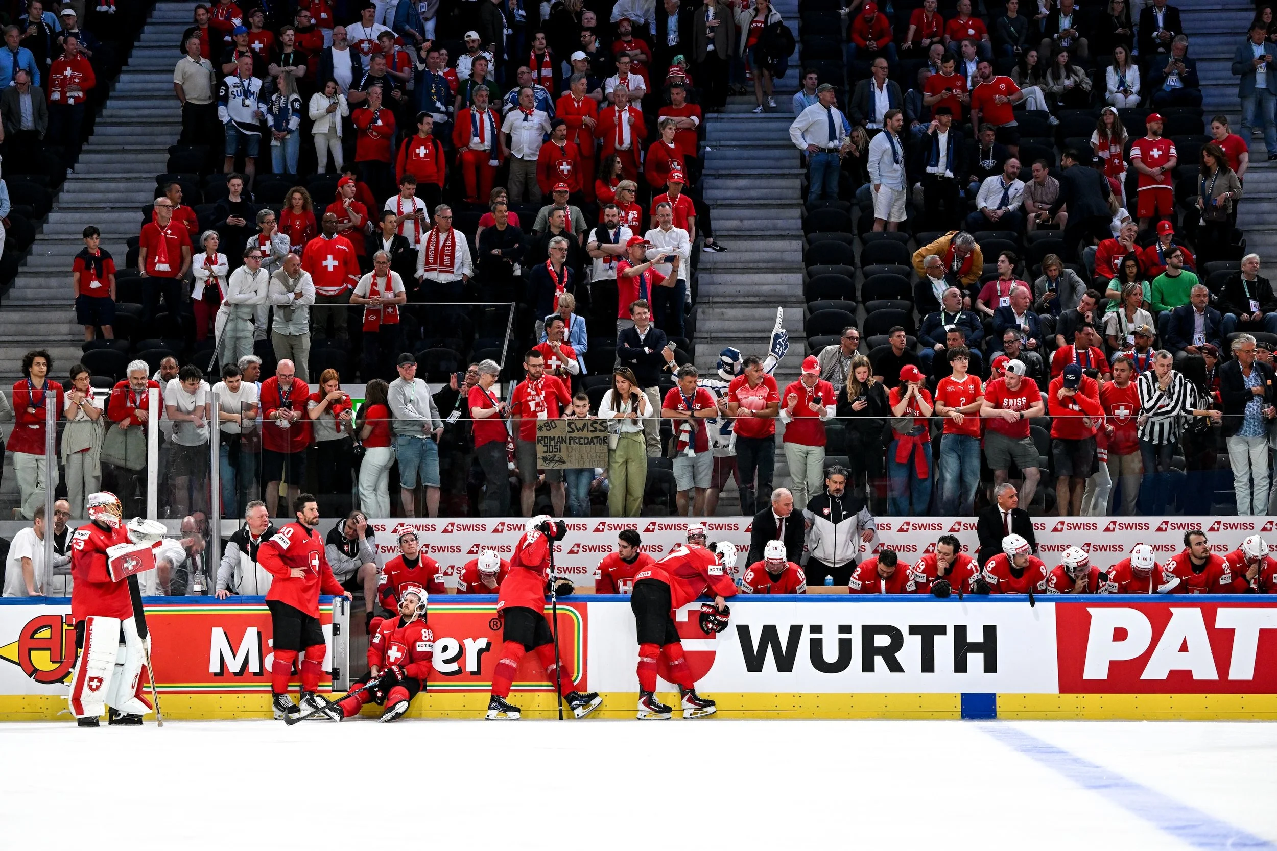  The Swiss national team shows its disappointment after a third consecutive final defeat 