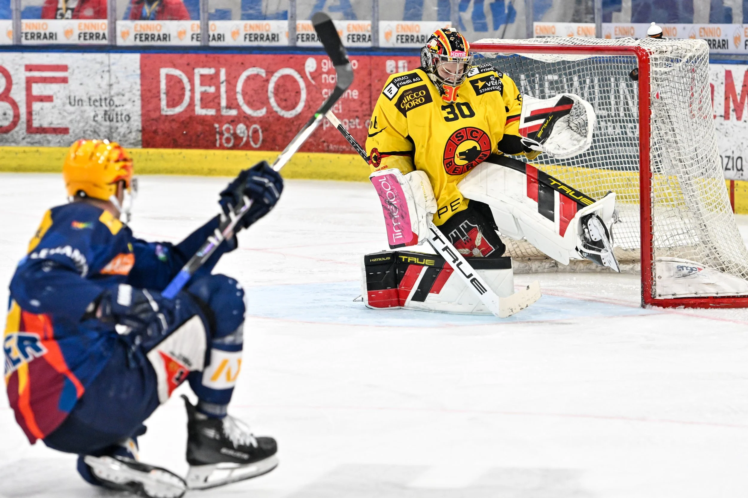  Dominik Kubalik beats Bern goaltender Philip Wüthrich with a precise slapshot into the top corner 