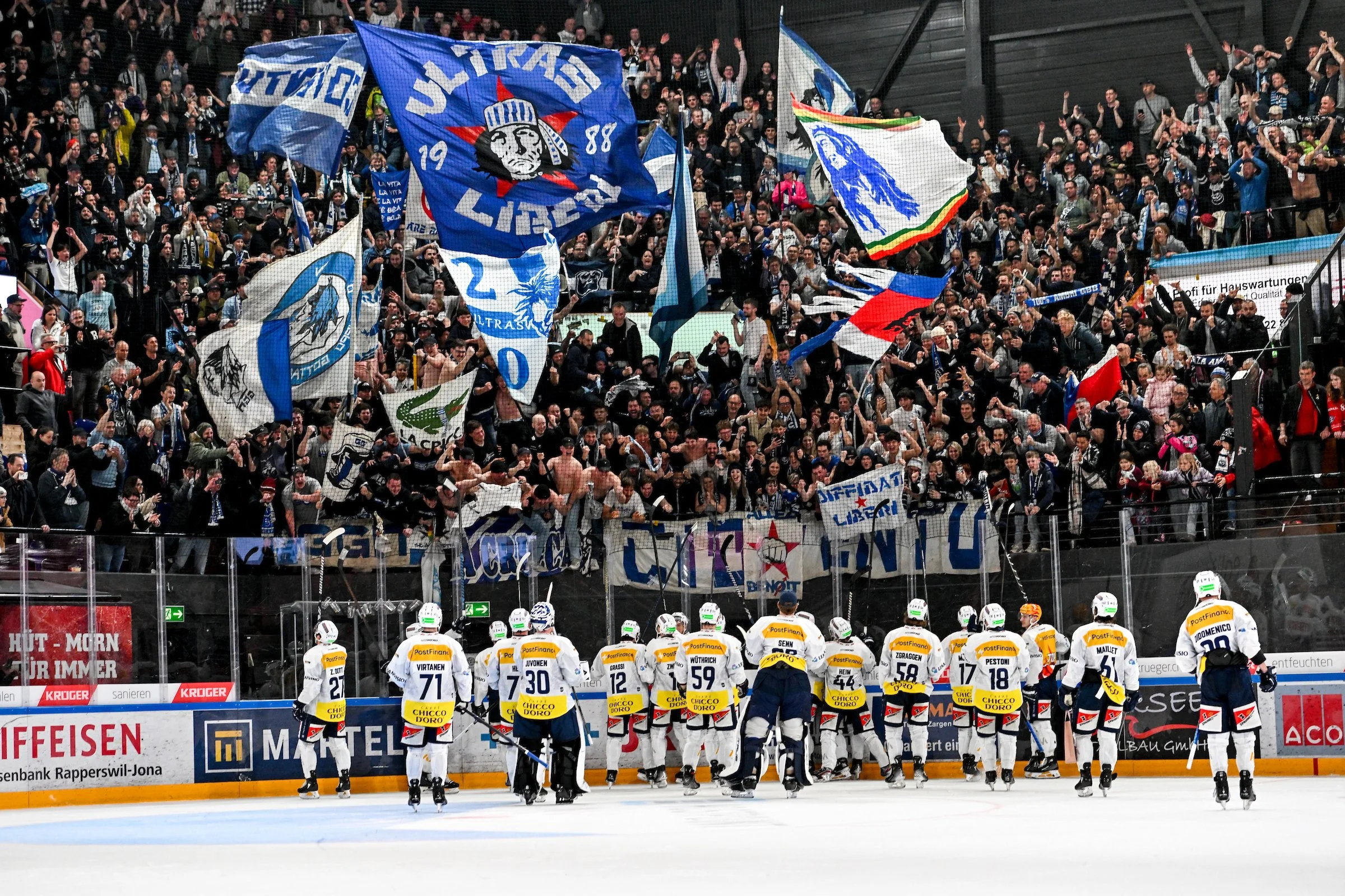  HC Ambrì Piotta celebrates the victory beneath the fans’ stand 