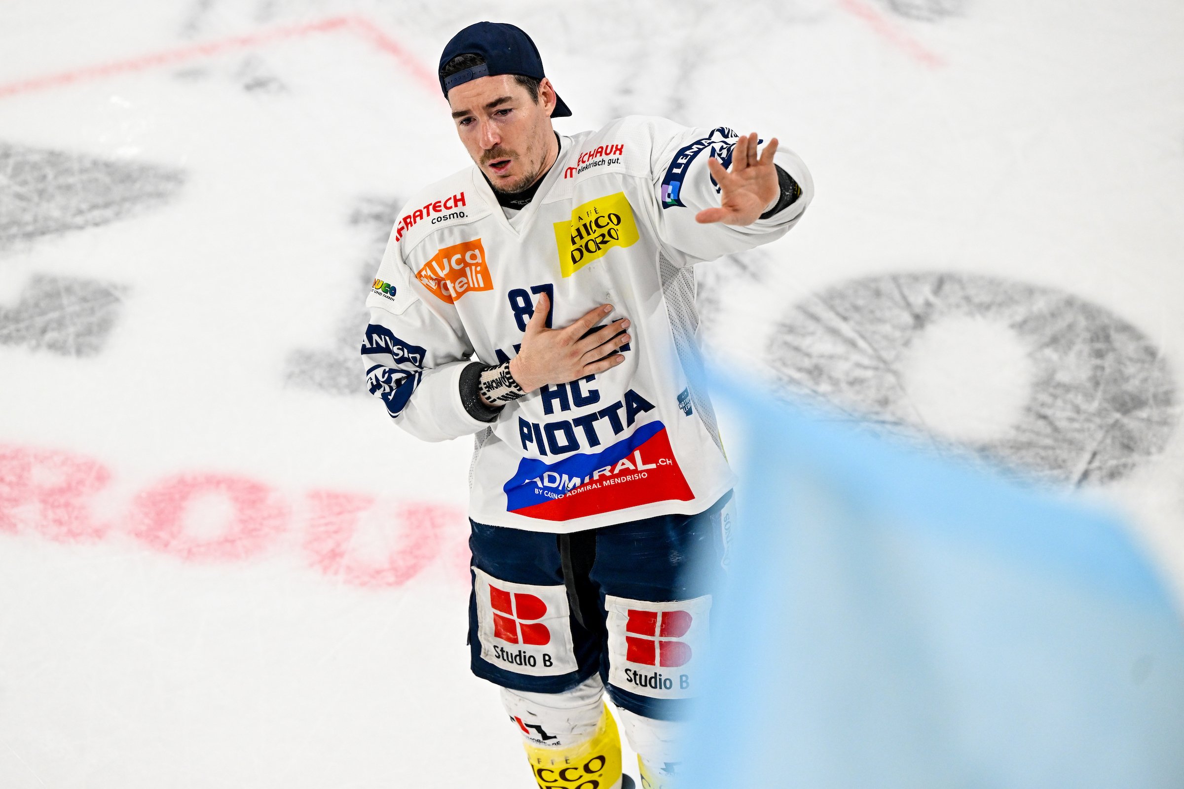  Veteran Dario Bürgler bids farewell to the fans one final time after the last game of his career 