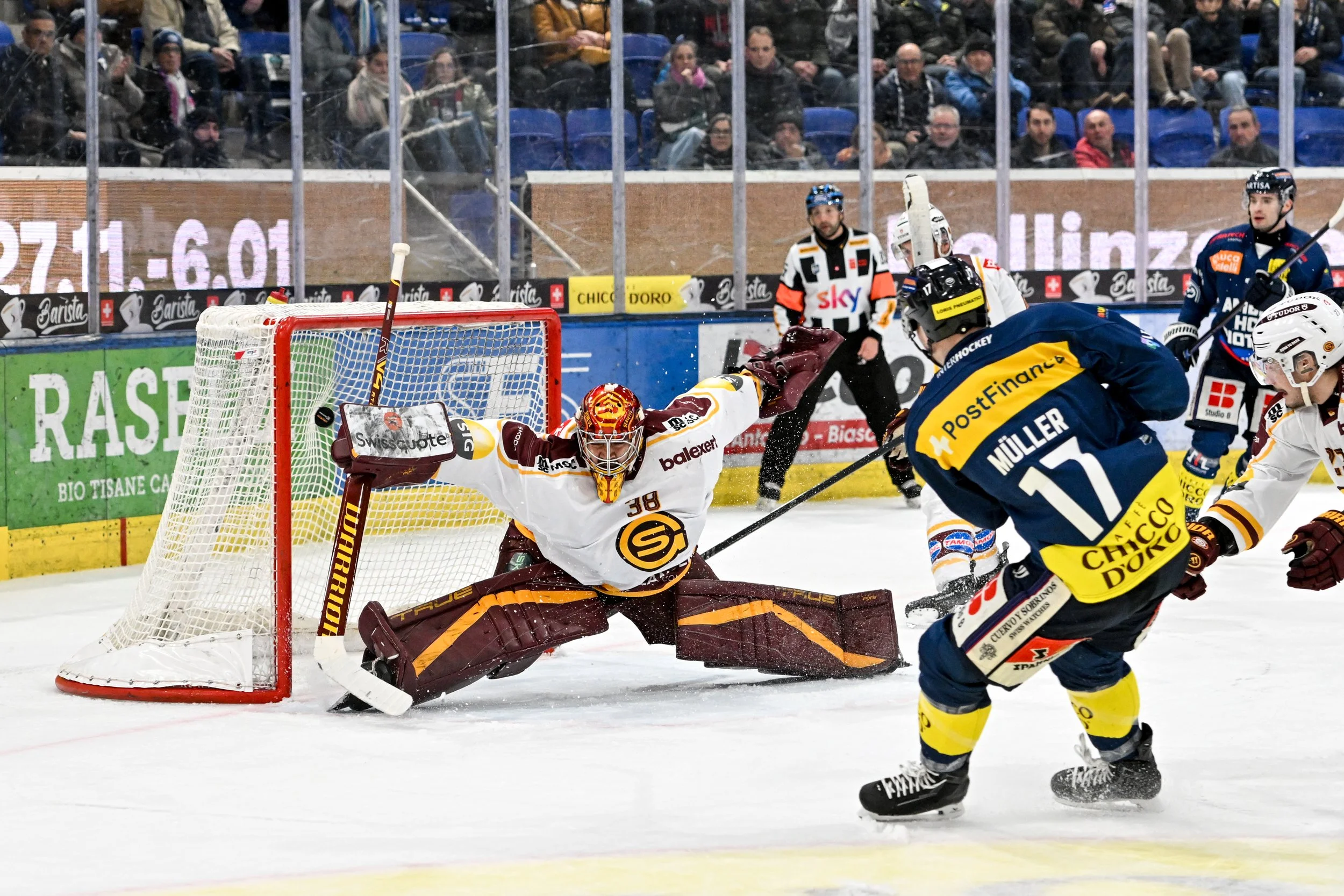  Young Miles Müller beats goaltender Stéphane Charlin with a precise shot 