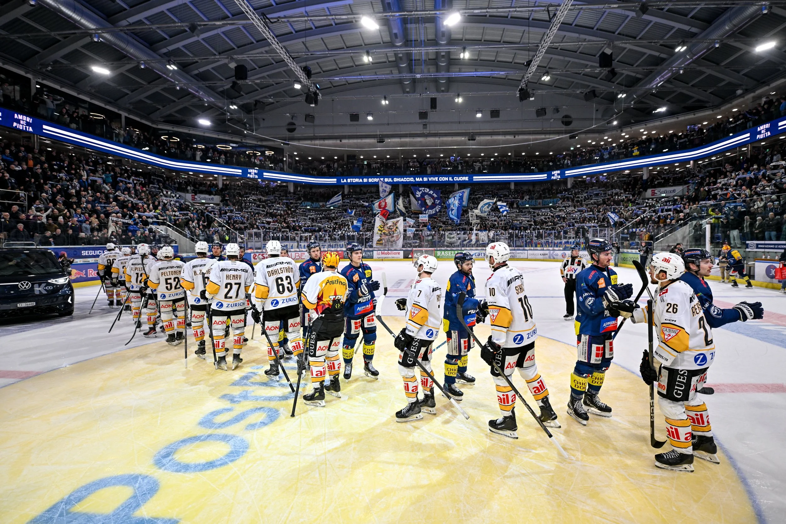  Ambrì Piotta and Lugano exchange handshakes after a derby 