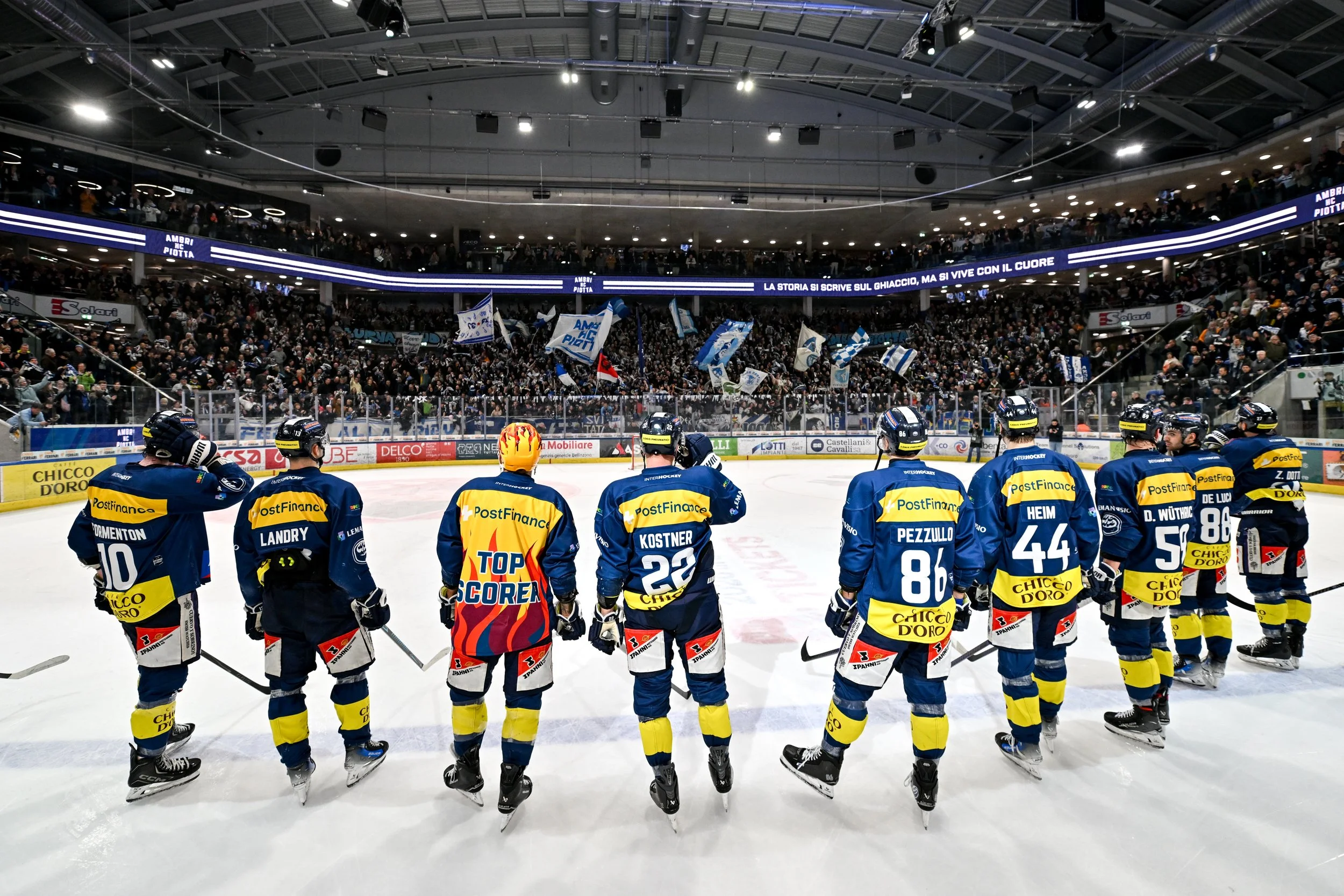  The entire HC Ambrì Piotta team takes in the fans’ celebration after a win 