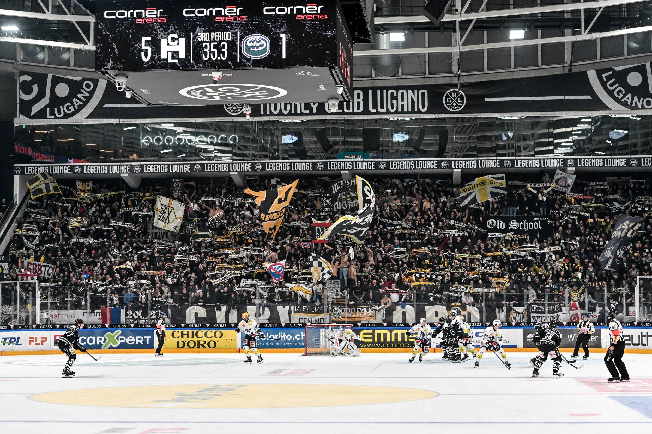  Lugano and HC Ambrì Piotta go head-to-head in the unique atmosphere of the Ticino derby 