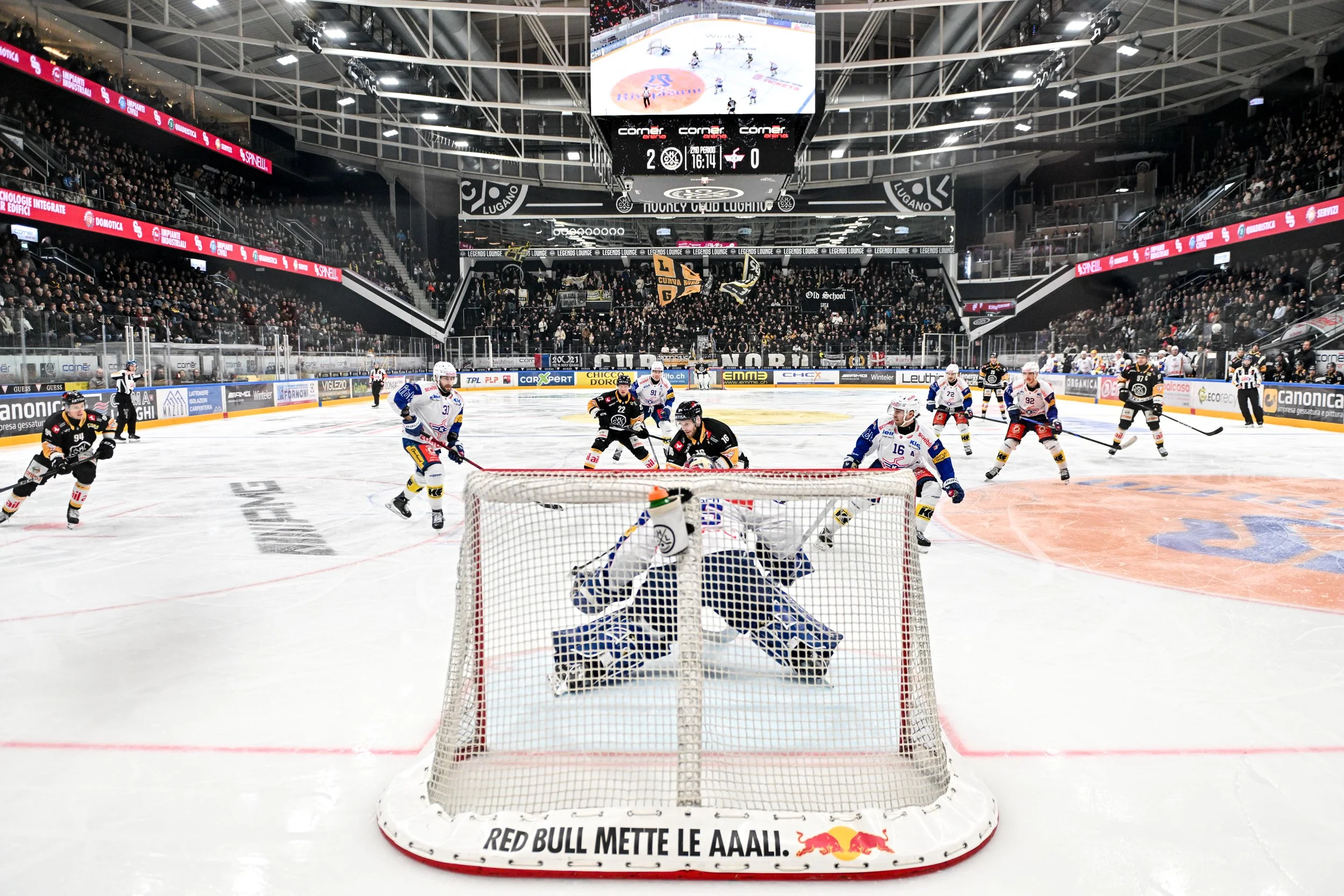  A Lugano attack against Kloten seen from behind the net 