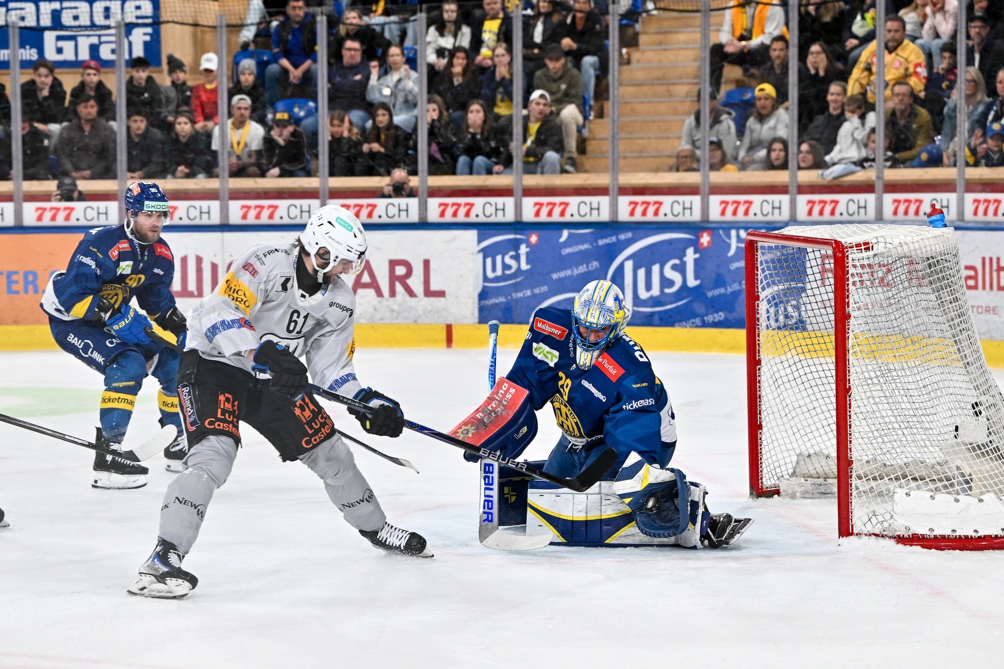  Goaltender Sandro Aeschlimann denies Jérémie Gerber 