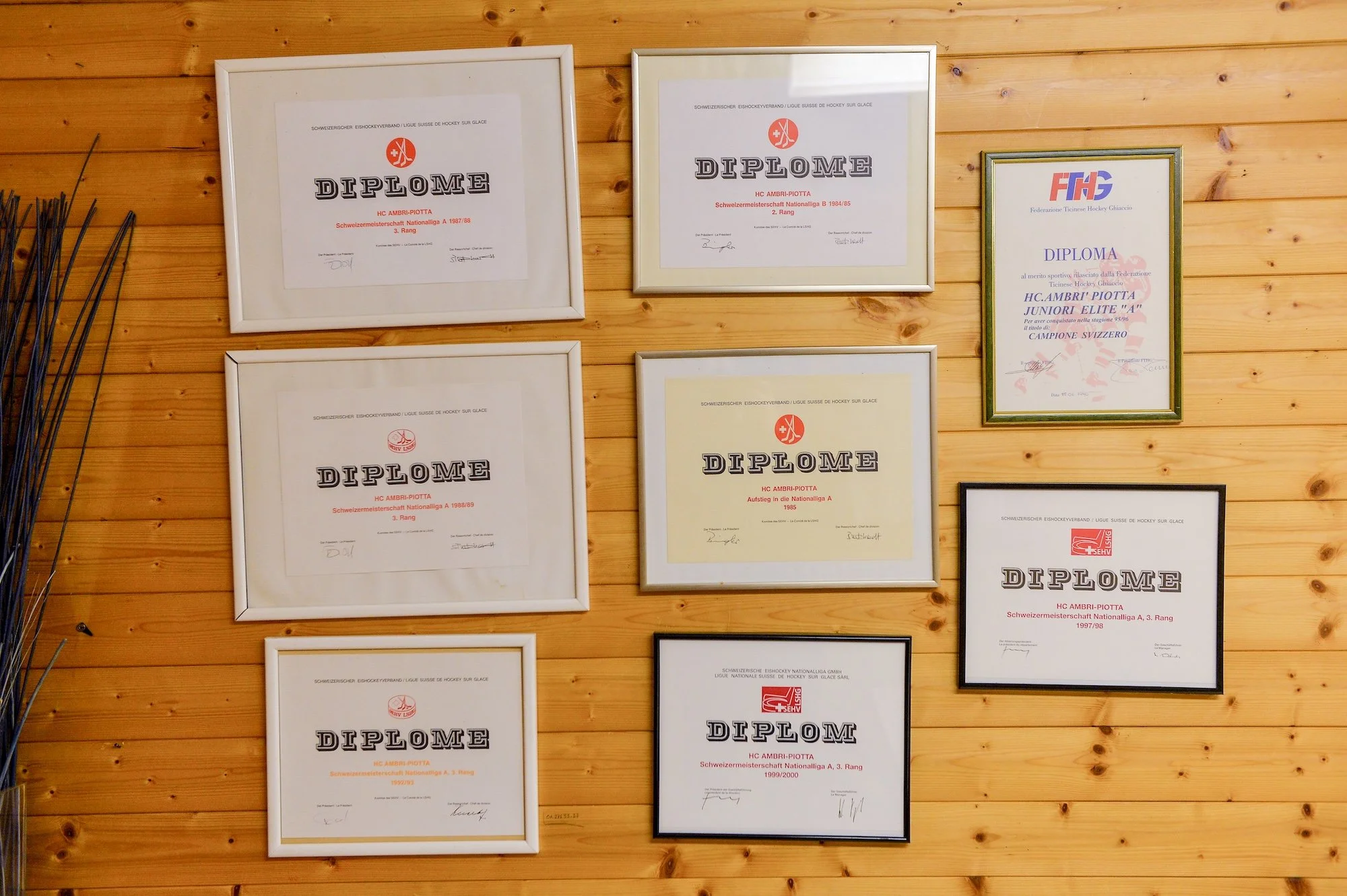  A selection of historic certificates earned by HC Ambrì Piotta over the years. 
