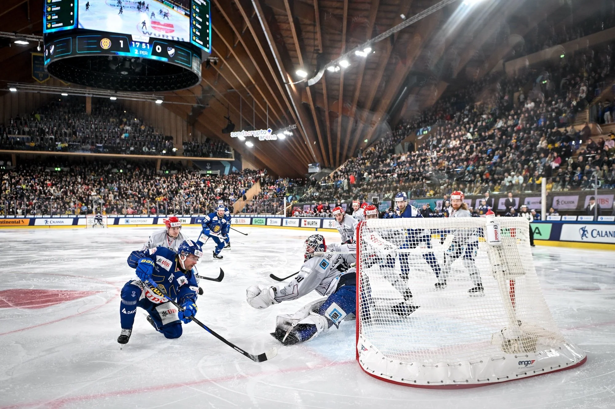  Davos and HIFK battle beneath the iconic roof of Vaillant Arena 