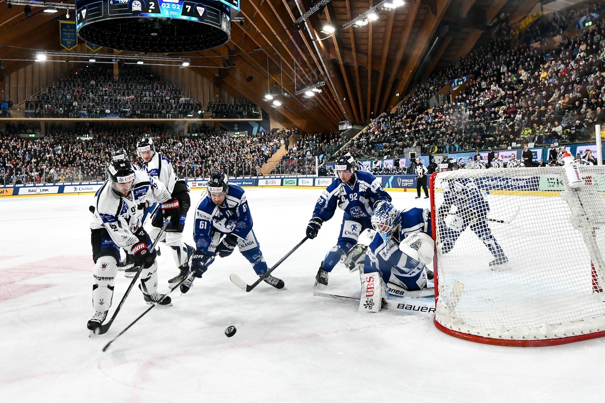  Fribourg and the Ice Tigers battle for position in front of the German net 