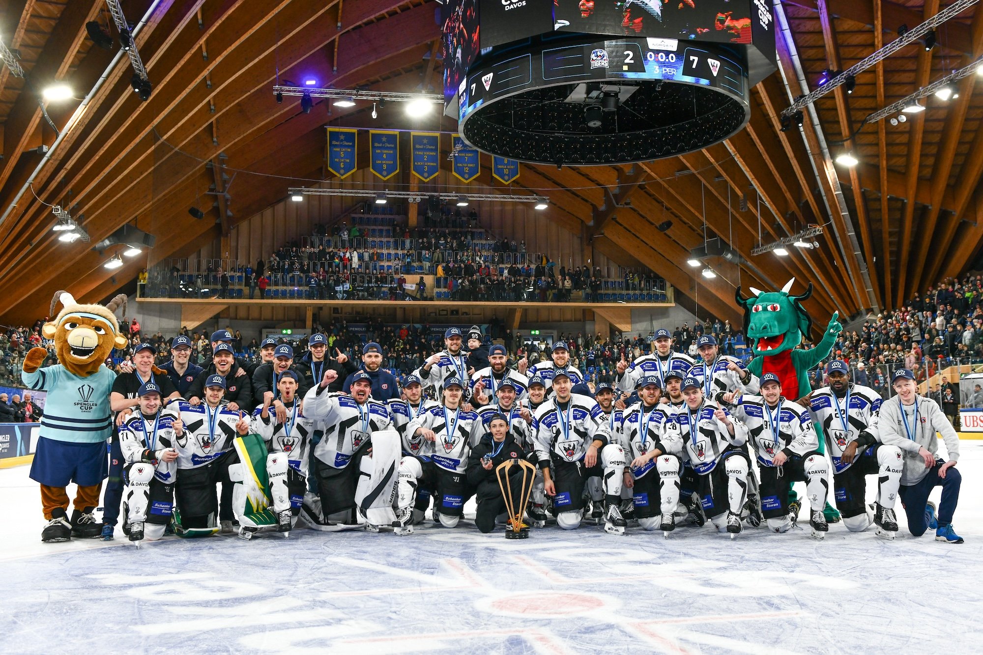 The Fribourg team poses at the end of the tournament 