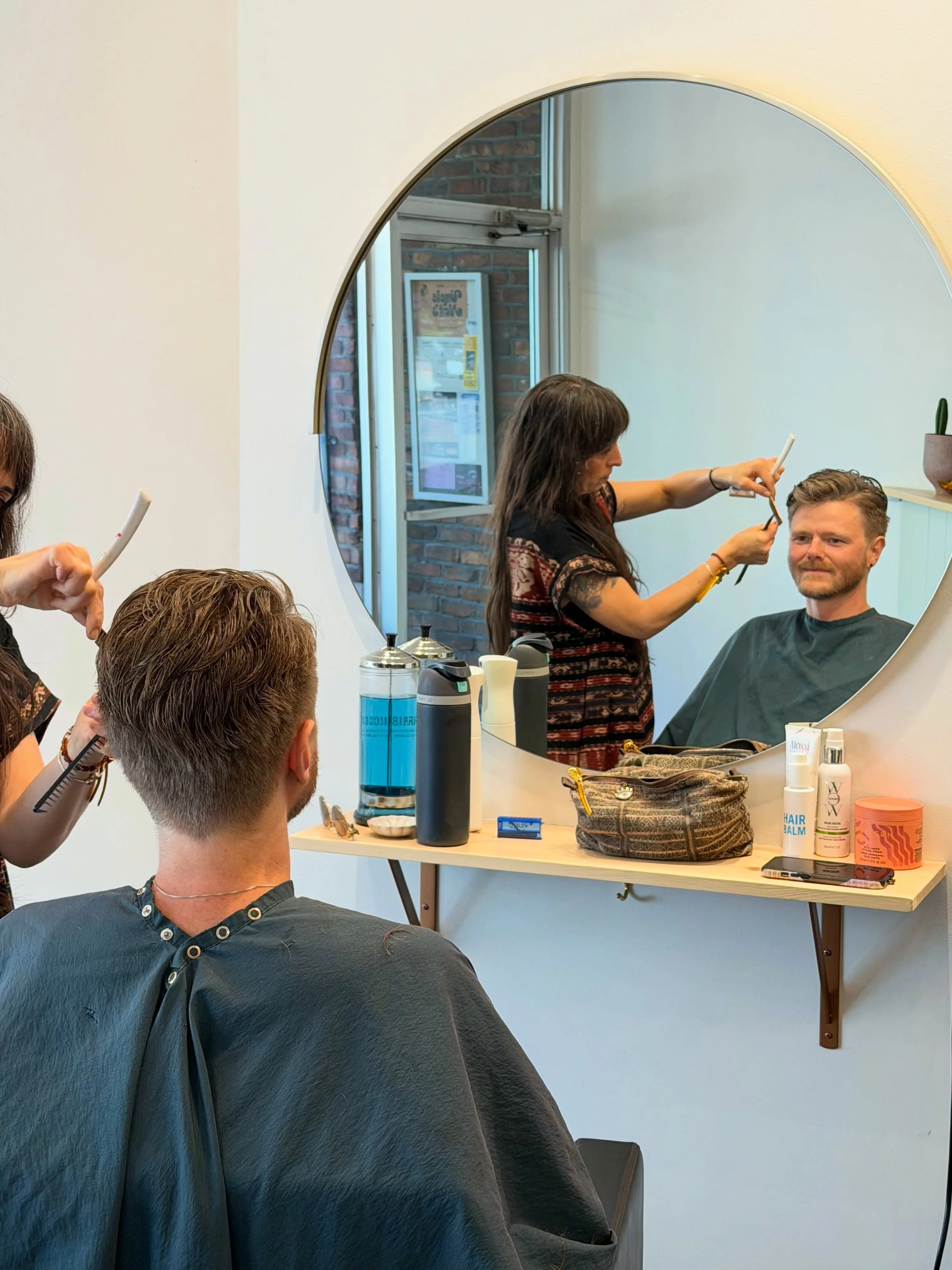 Behind every great haircut is someone making a face to get the angle right 📸✂️ Haircut by @beautyabovebelowwithin