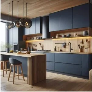 Cuisine moderne avec armoires bleues, plan de travail en marbre, îlot central en bois, éclairage suspendu