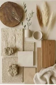 Échantillons de matériaux et textures dans des tons neutres, incluant bois, pierre, tissu et éléments naturels.
