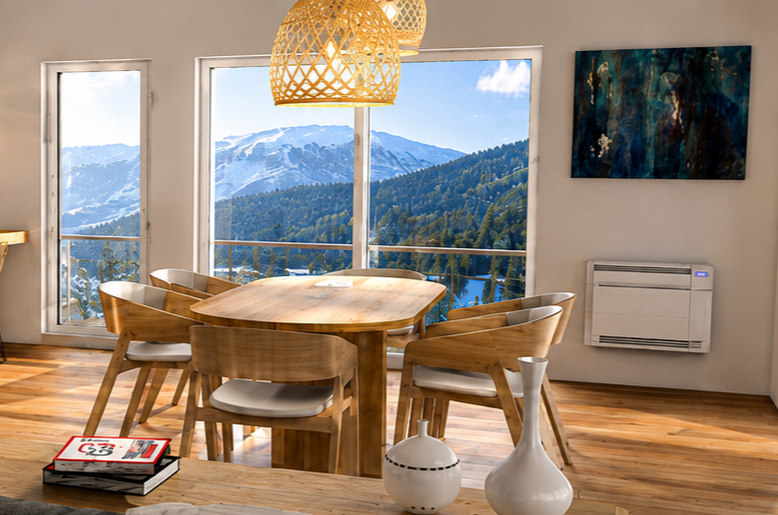 Salle à manger avec une table en bois et six chaises, vue panoramique sur des montagnes enneigées à travers de grandes fenêtres, décoration moderne avec un tableau abstrait, lampes en rotin suspendues. Projection 3D par Nadine Saguin , Mions