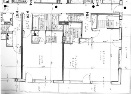 Plan architectural détaillé d'une maison, incluant plusieurs pièces et dimensions.