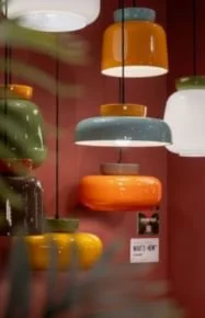 Plusieurs lampes pendantes colorées suspendues au plafond.