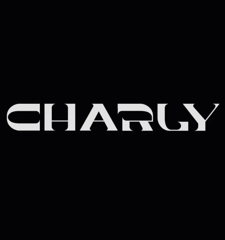 Le mot 'CHARLY' écrit en lettres blanches sur fond noir.