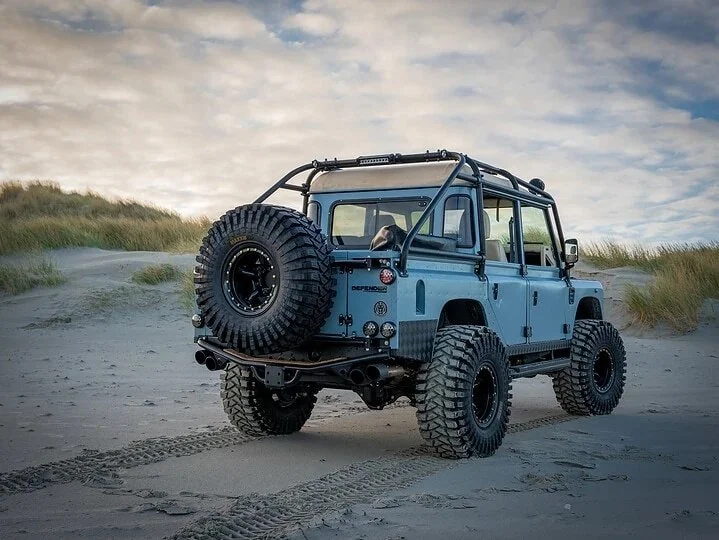 Vintage-Land-Rover-Defender-Customized-_E2_80_93-The-Landrovers-14-720x540.jpg