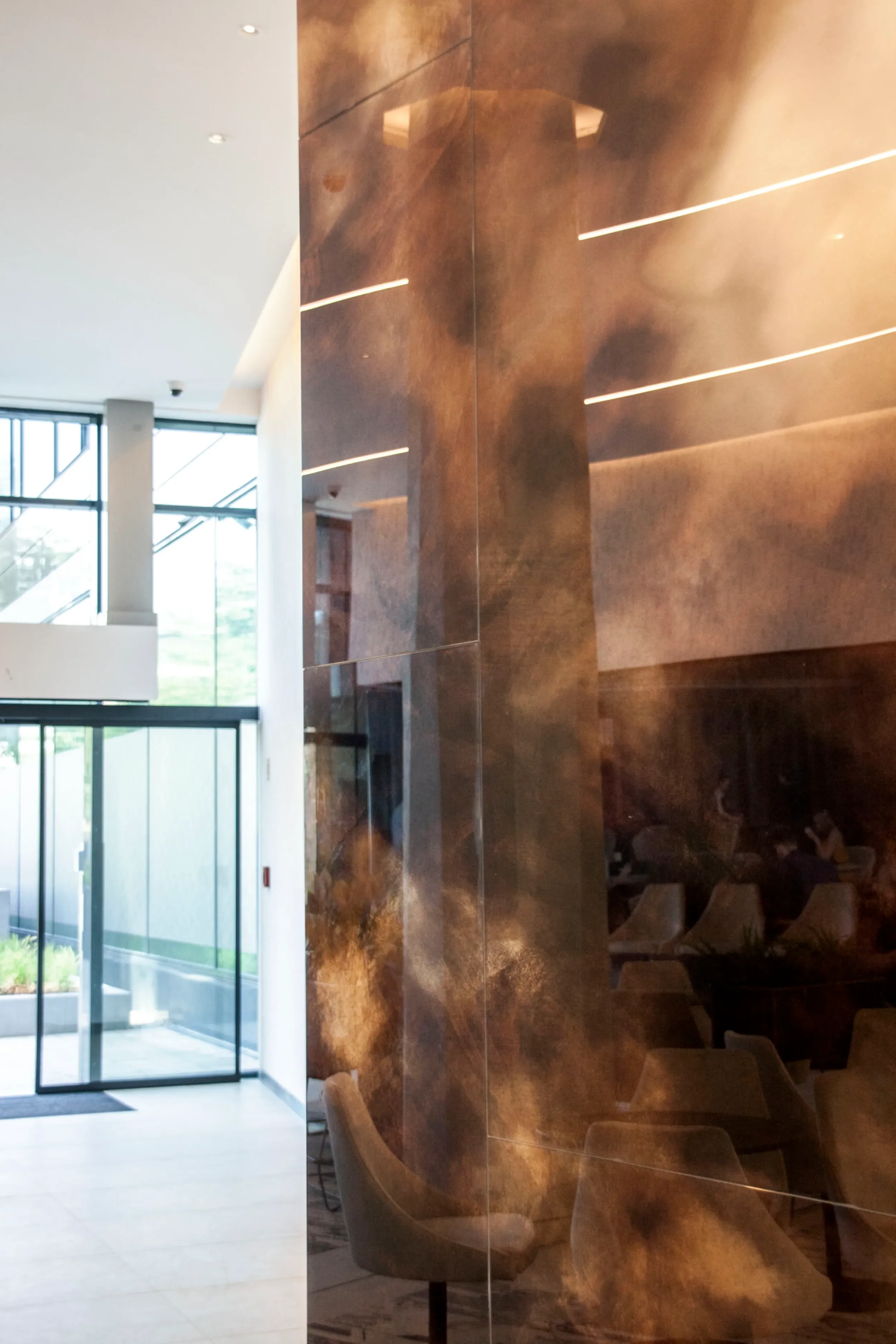 krizsan_lobby_art_glass_installation_pg-13.webp