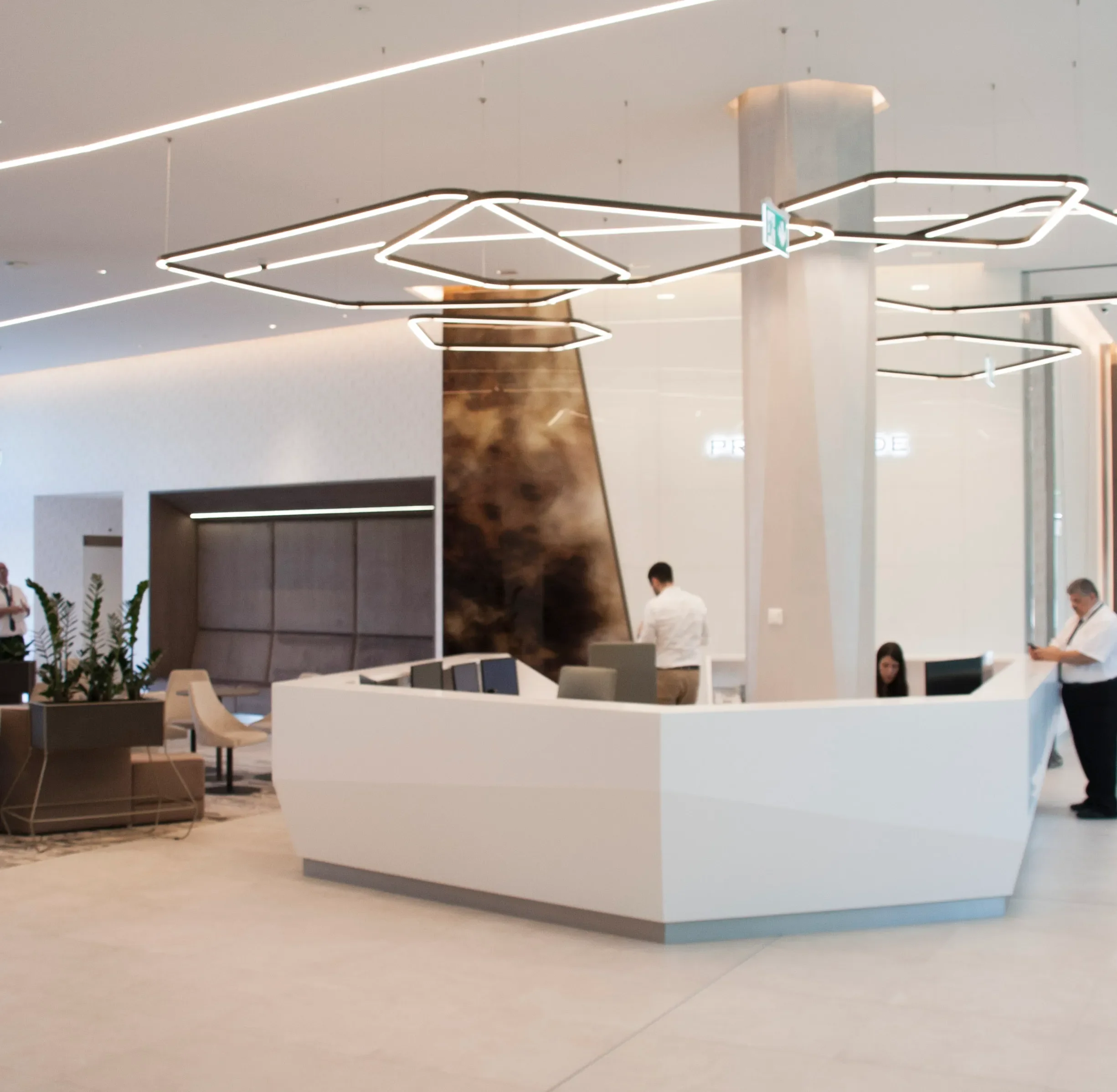 krizsan_lobby_art_glass_installation_pg-5.webp
