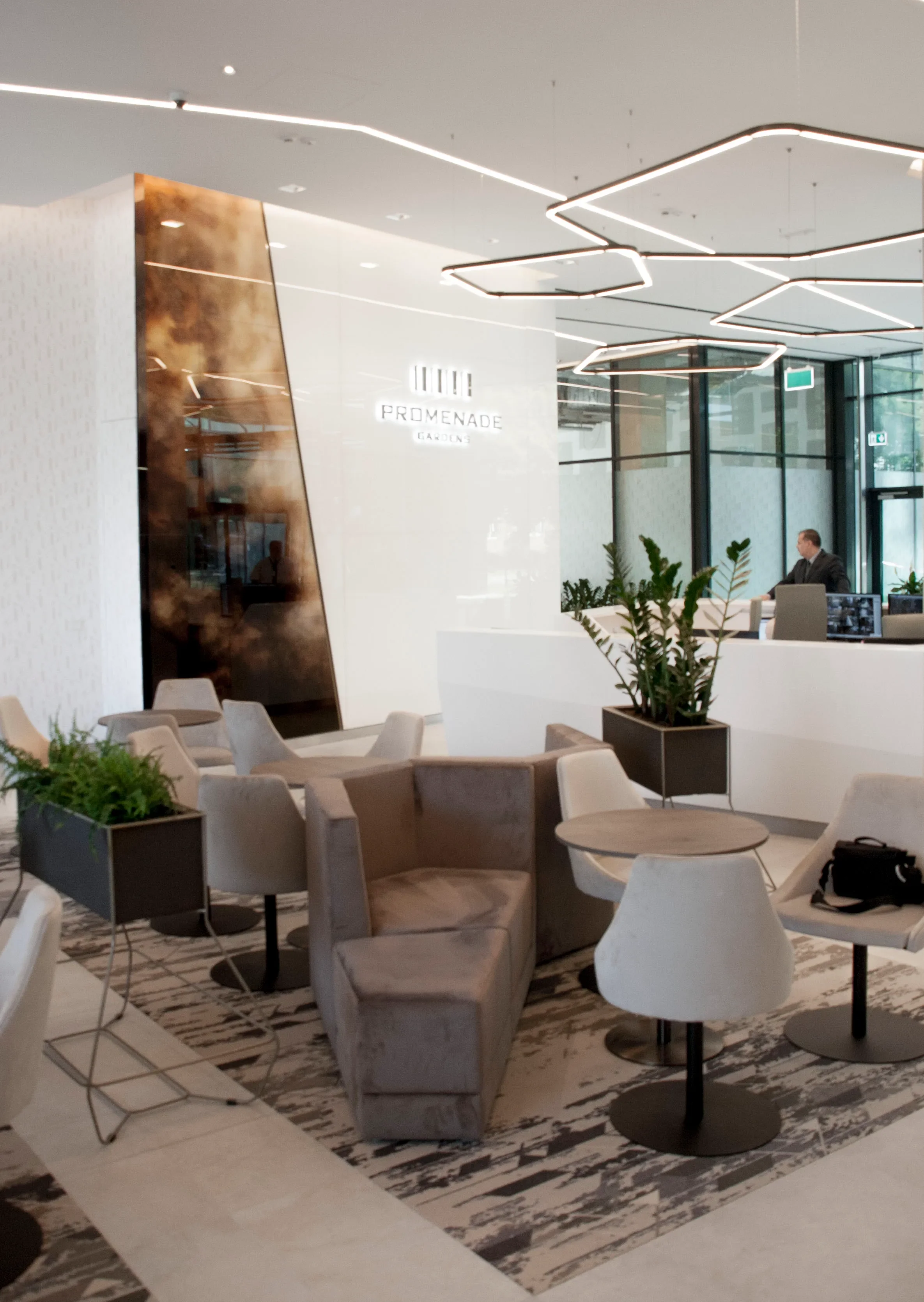 krizsan_lobby_art_glass_installation_pg-14 (1).webp
