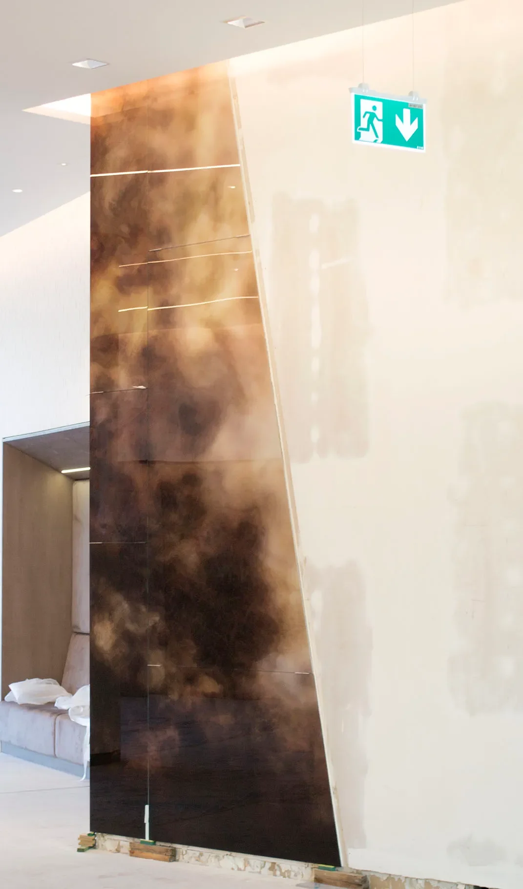 krizsan_lobby_art_glass_installation_pg-9.webp