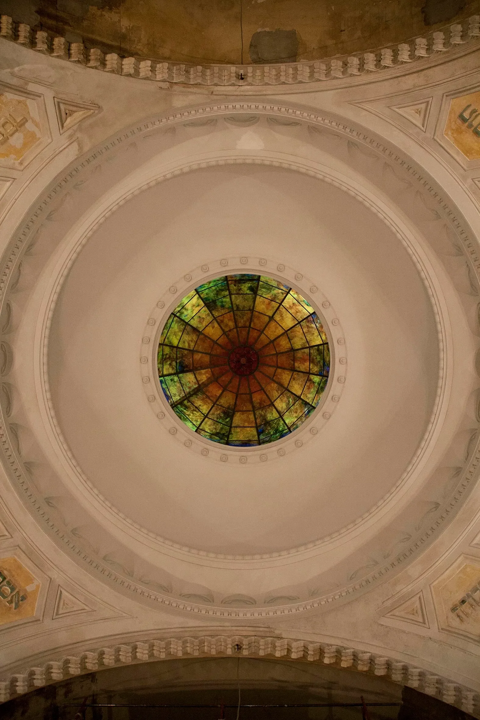krizsan_stained_glass_dome_temple_2015_f.webp