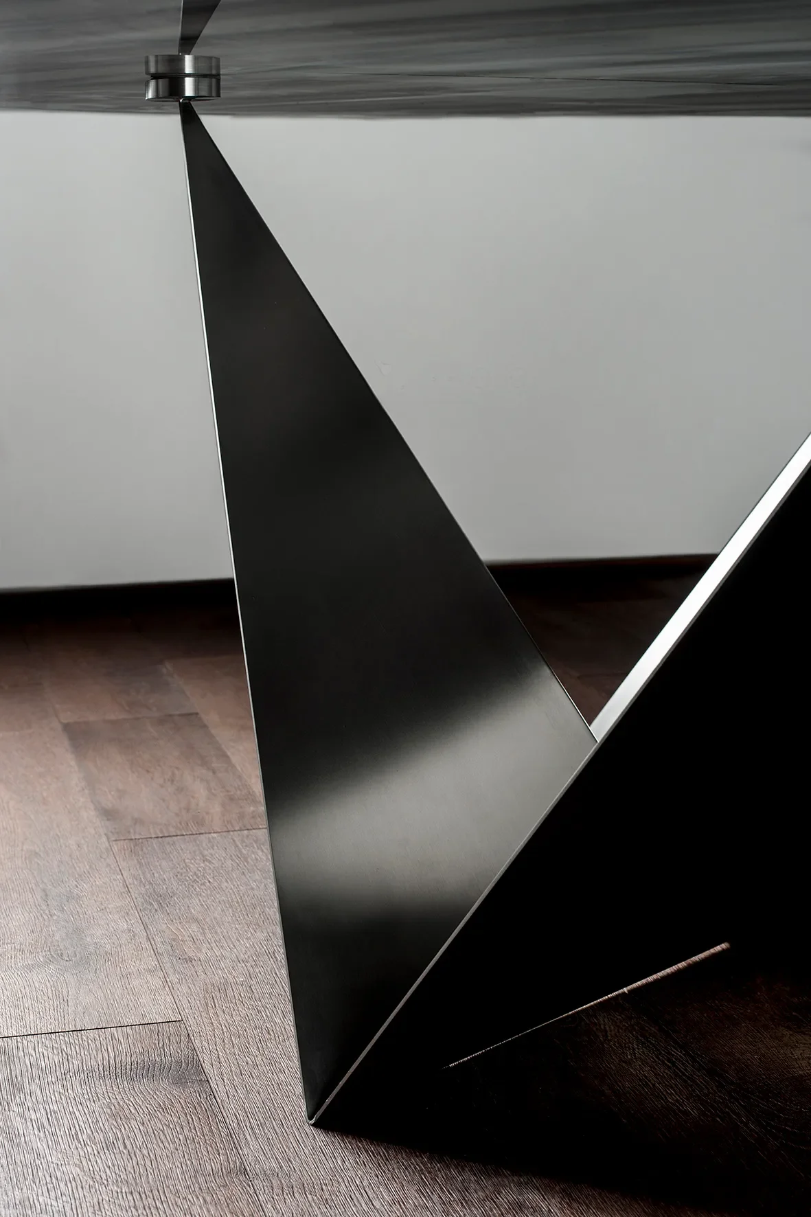 krizsa_glass_table_steel_joint_03-1.webp