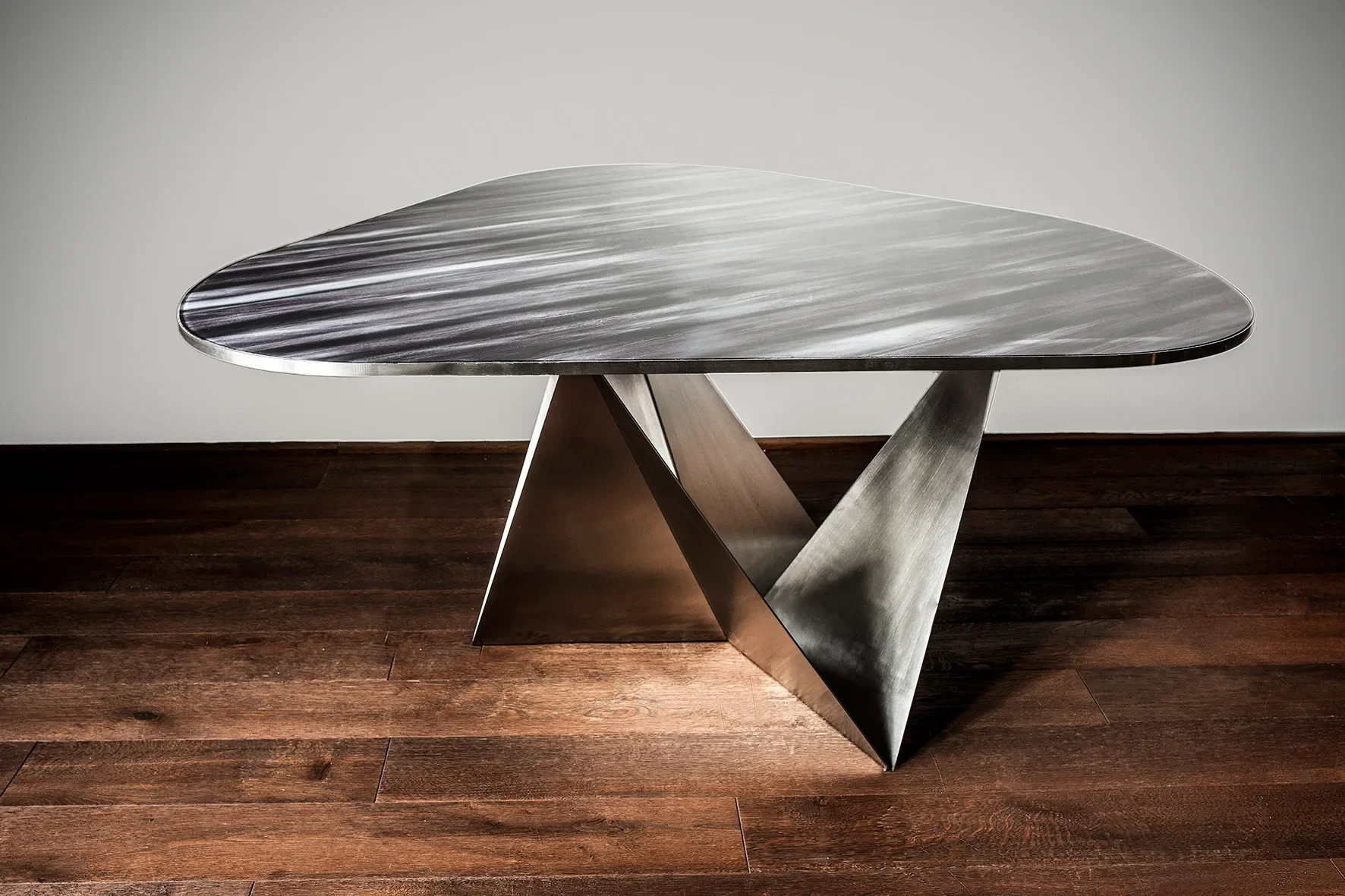 krizsa_black_glass_table_art_01-1.webp