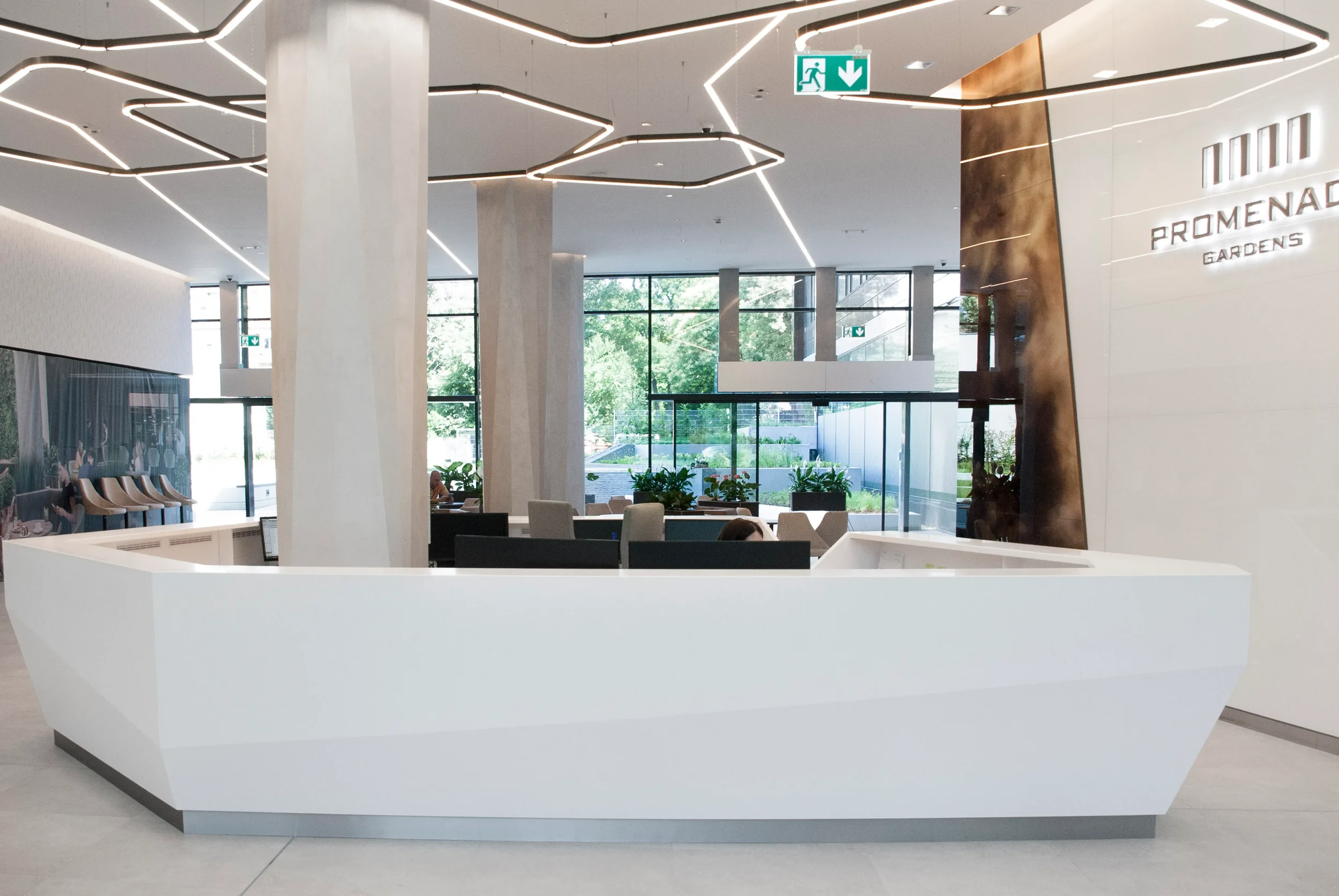 krizsan_lobby_art_glass_installation_pg-2.webp
