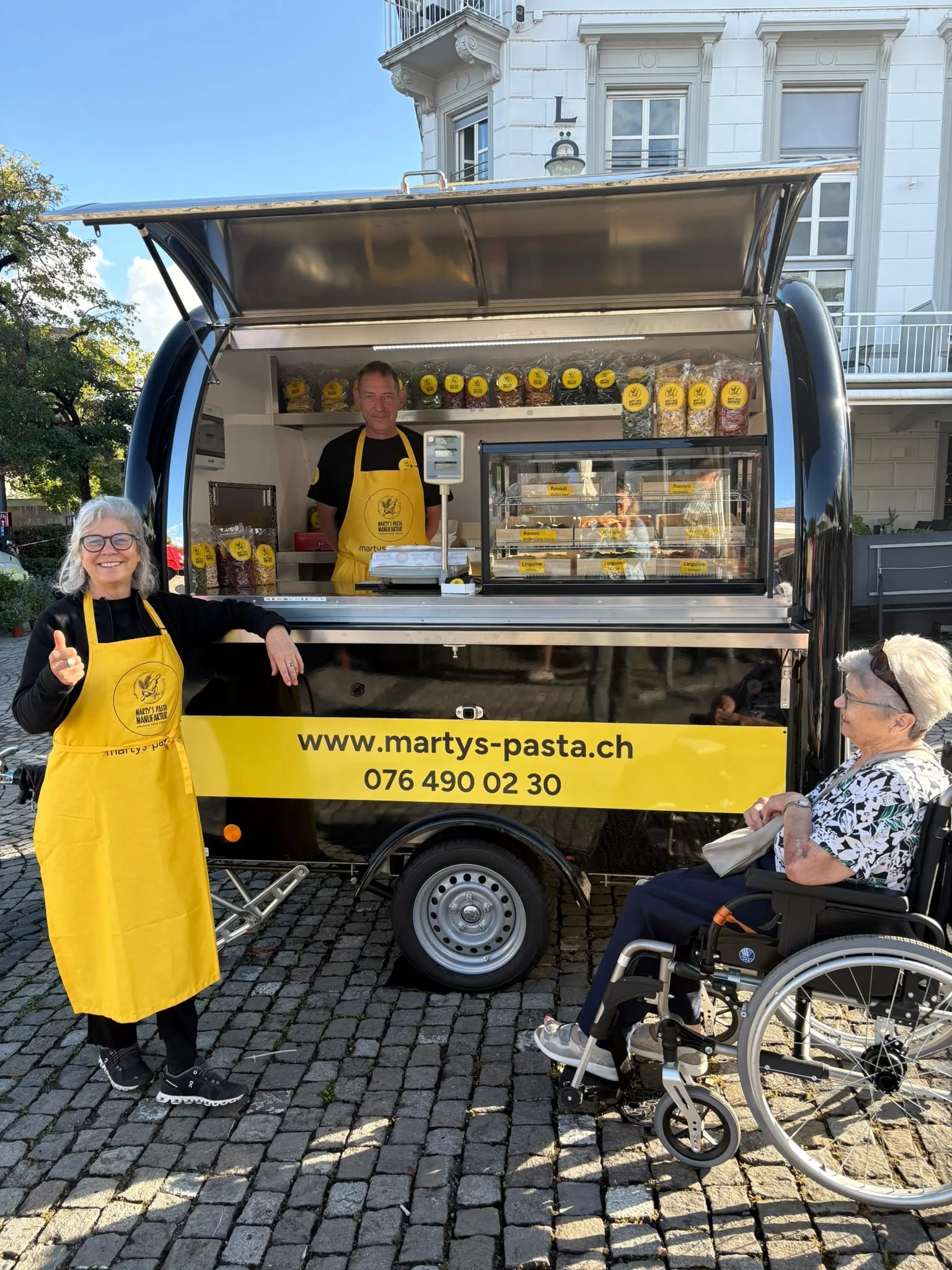 Das Marty's Pasta Team vor dem mobilen Pastawagen am Wochenmarkt.