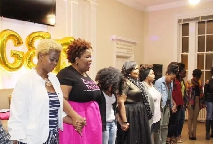 Amanda Ross-Hardin leading women in prayer at a Girl Behind The Selfie Event.
