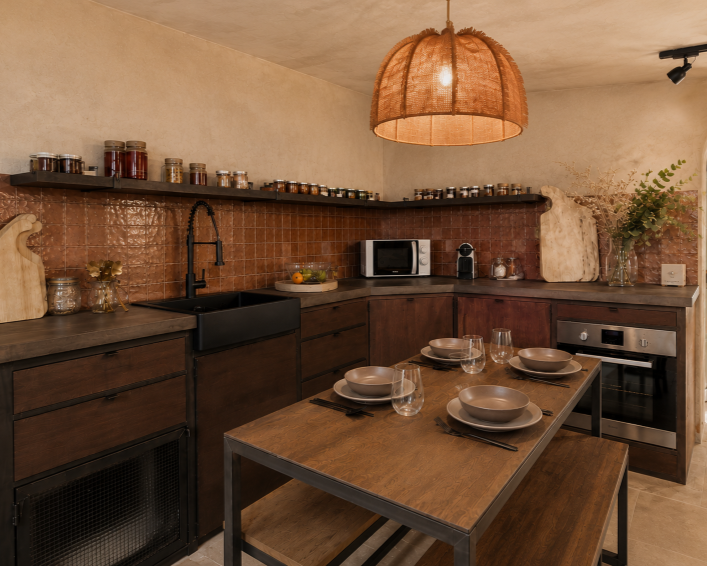 Nous convevons des cuisines sur mesure en bois massif et structure en métal (brut ou peint), adaptées à vos besoins. Nous nous déplaçons pour vous conseiller et créer un projet personnnalisé.