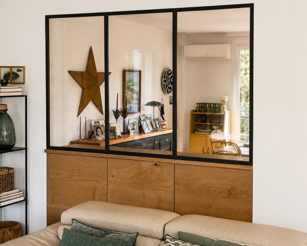 Nous réalisons des verrières sur mesure en bois ou métal personnalisables. Rencontrons-nous en boutique ou à votre domicilie, pour étudier votre projet.